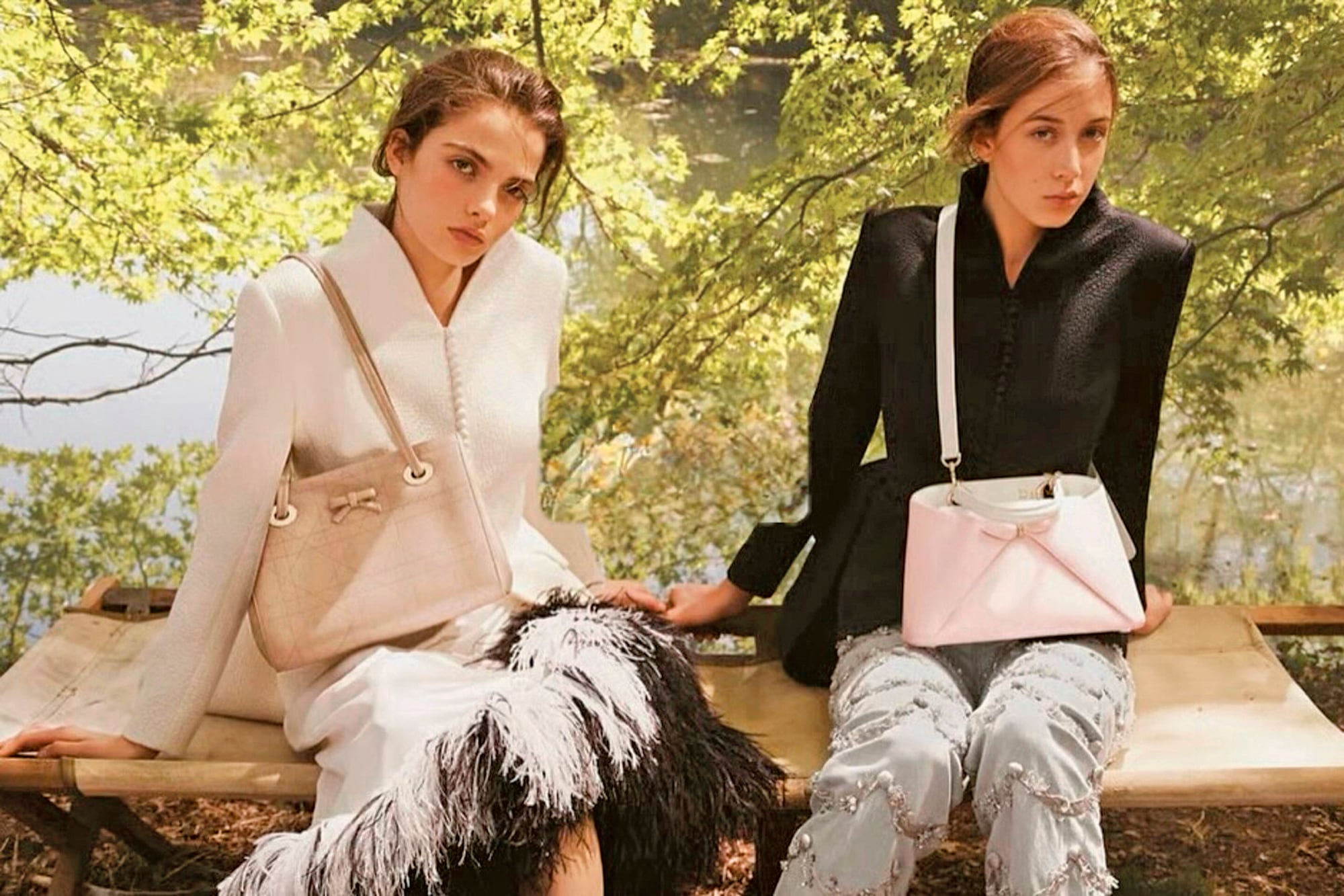 Sunday posa en la última campaña para
Dior con un saco entallado negro con cuello mao elevado y la clásica Dior Cigale en tono rosa pastel