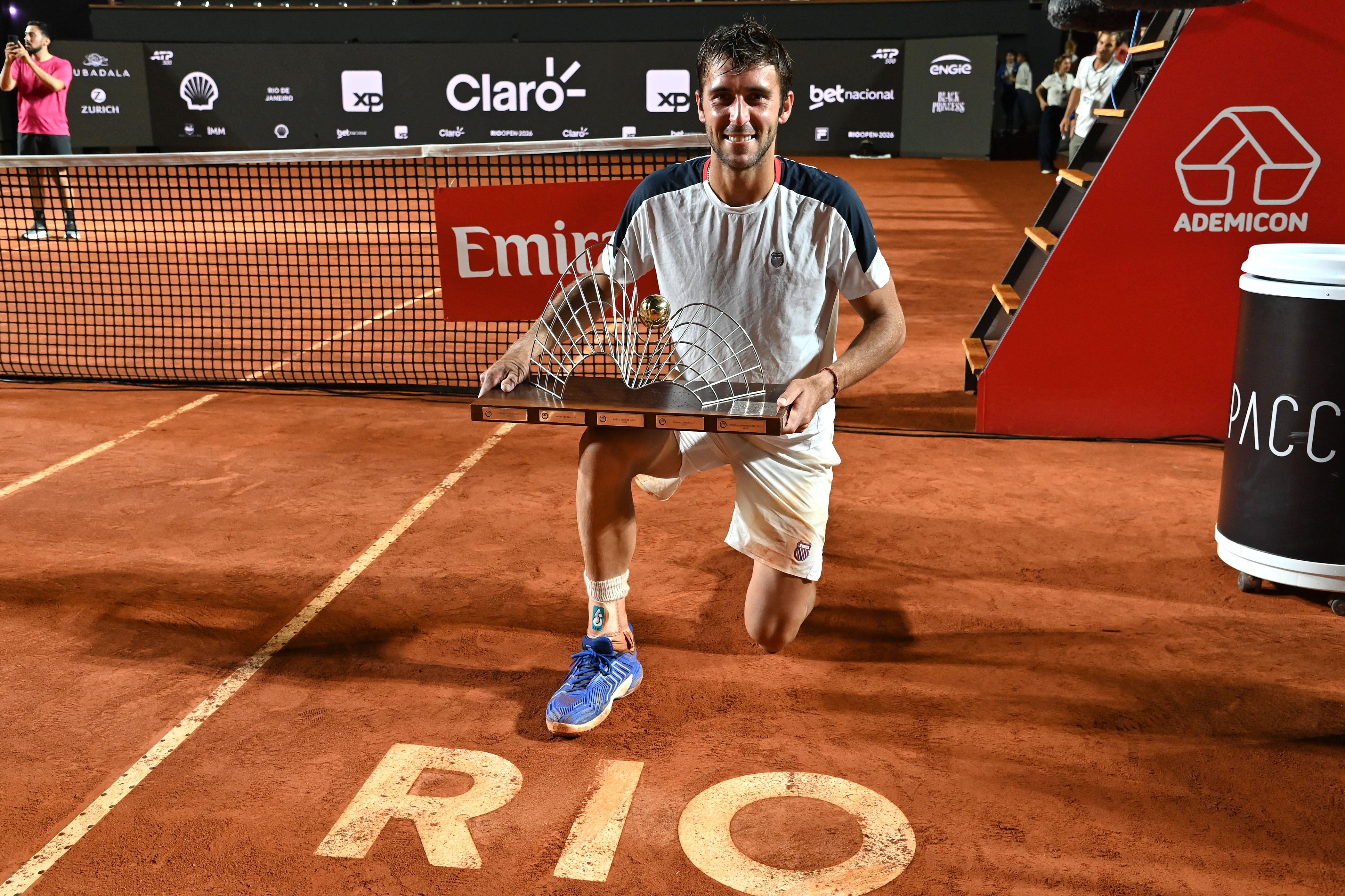 Tomás Martín Etcheverry se coronó por primera vez en el ATP Tour el domingo pasado, al vencer a Alejandro Tabilo (Chile) en el Río Open