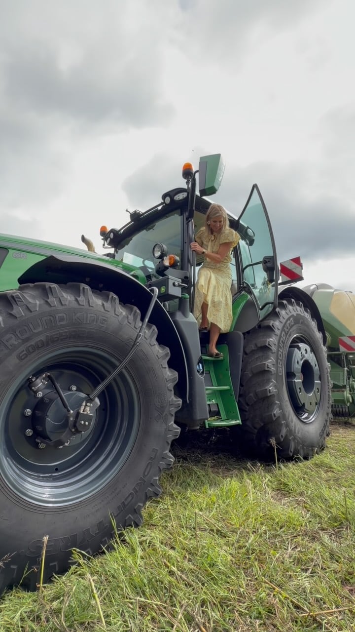 La reina Máxima sorprendió a todos al manejar un tractor (Foto: Instagram @koninklijkhuis)