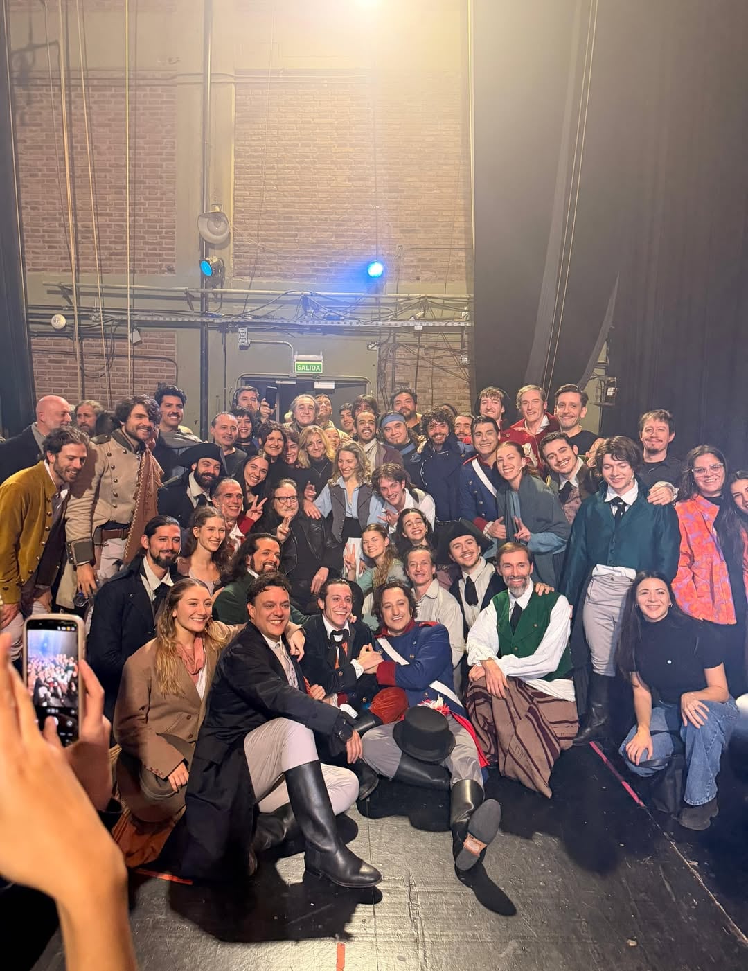 Charly García junto al elenco de Invasiones I: no bombardeen Buenos Aires (Foto: Instagram @larelarelarelare)