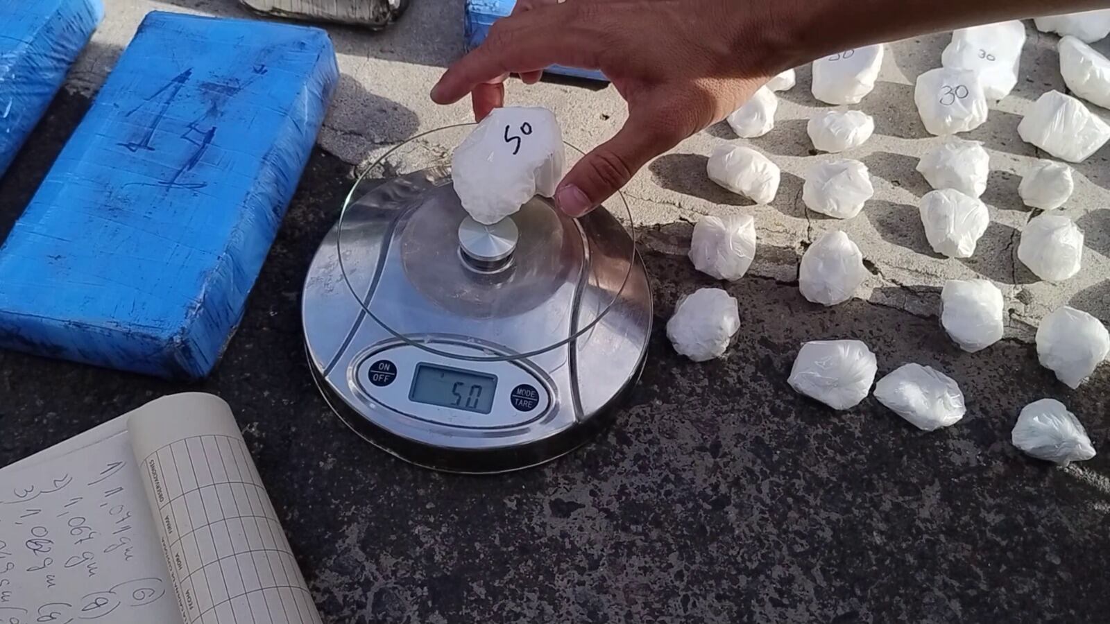 Estaba estacionada en una calle de Almagro, con balizas encendidas y muy nerviosa: tenía en su rodado más de 17 kilos de cocaína