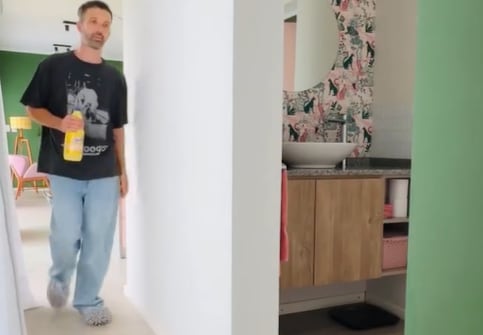 Ni chorritos ni a ojo: explicó por qué usamos mal la lavandina y detalló las medidas correctas para desinfectar