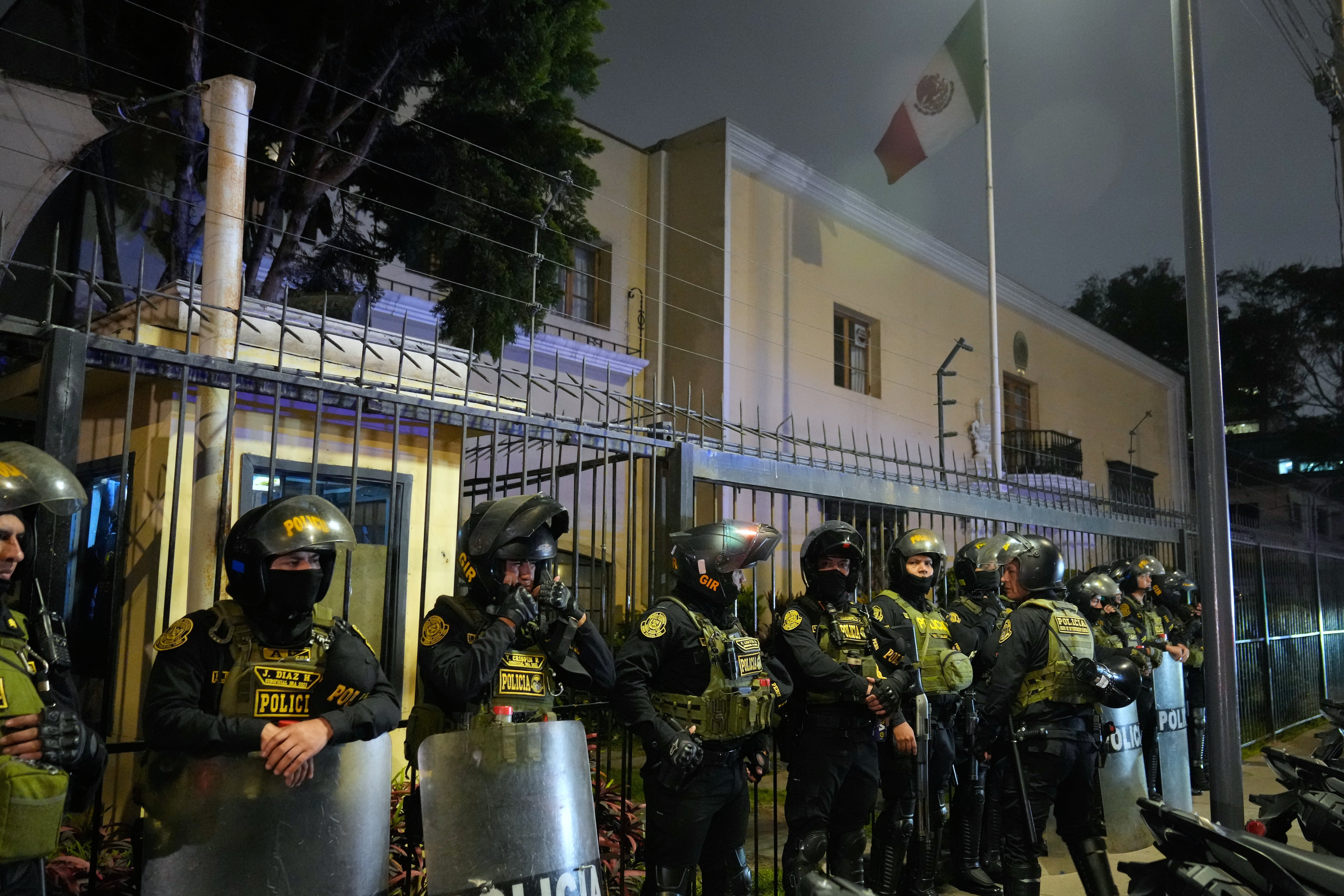 Perú y México restablecen relaciones tras el quiebre por el polémico asilo a una exfuncionaria peruana 6 Policías montan guardia en la embajada mexicana en Lima tras el ingreso de la ex primera ministra Betssy Chávez, el 3 de noviembre de 2025