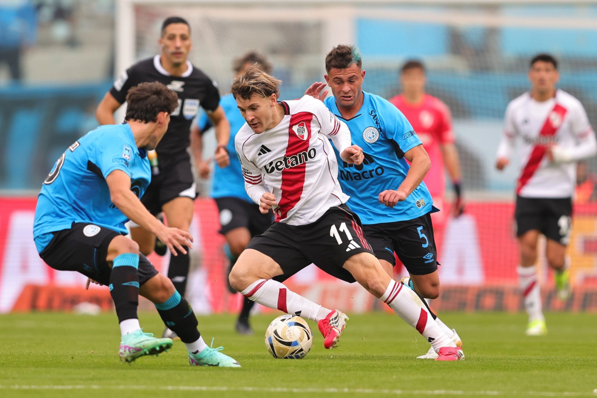 Belgrano siempre buscó marcar a River con superioridad numérica: acá, arrinconan a Facundo Colidio entre Falcón y Longo