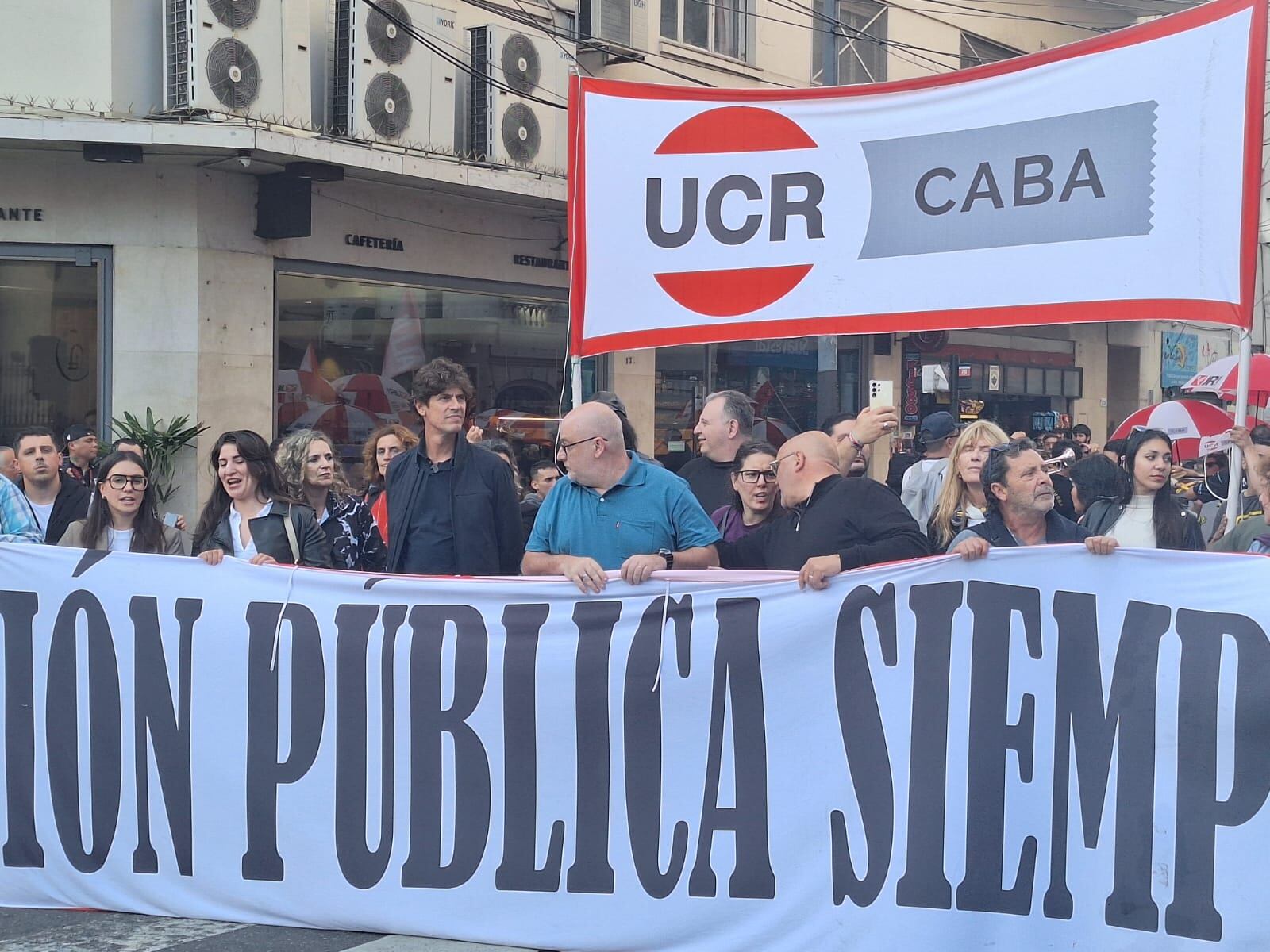 Martín Lousteau encabeza la columna de la UCR porteña en la marcha contra los vetos presidenciales