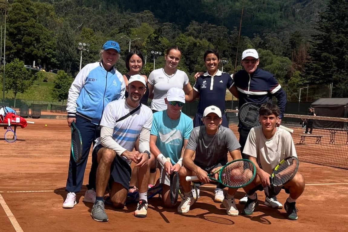 Los integrantes de los equipos argentinos Sub 16 que actuaron en el Sudamericano de Bogotá