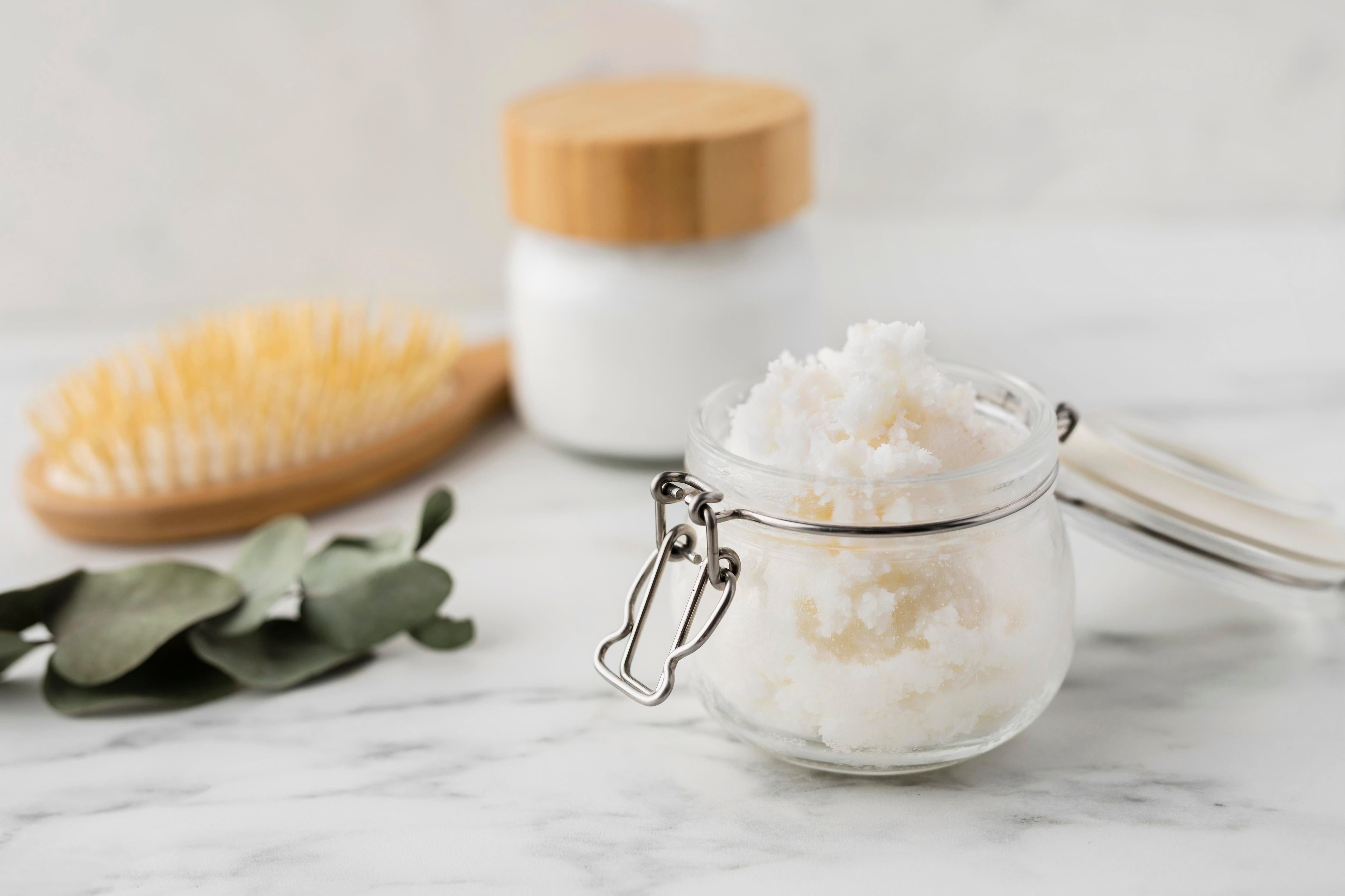 La mezcla de sal y bicarbonato es ideal para un baño de pies con agua tibia