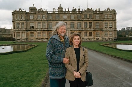 Alexander Thynn junto a Anna Gael frente a la residencia de Longleat (Getty Images)