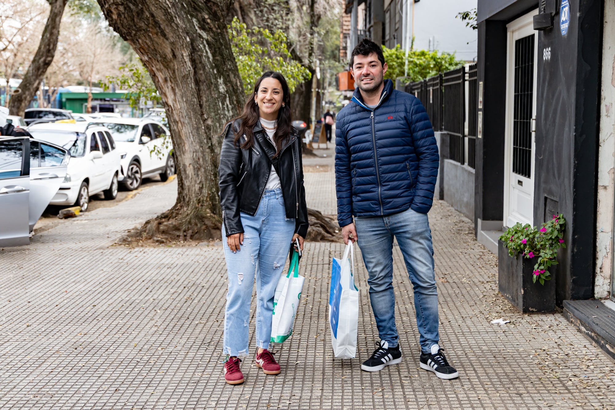 Nicolás y su novia caminan por Acassuso en la mañana siguiente a los comicios bonaerenses