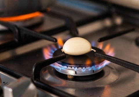 Por qué recomiendan quemar un diente de ajo sobre la hornalla