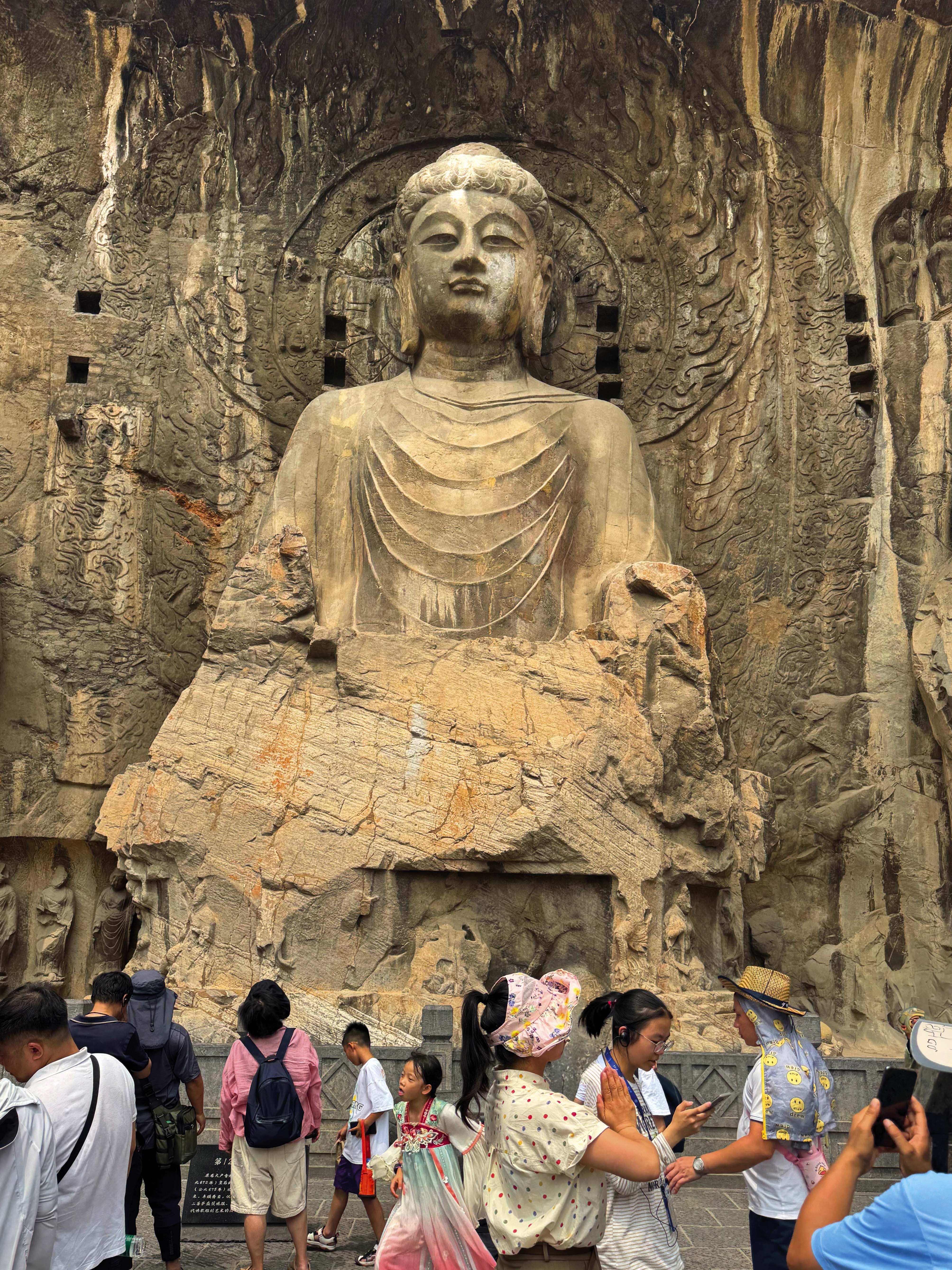 Las grutas de Longmen tienen casi 100.000 estatuas budistas talladas en piedra.