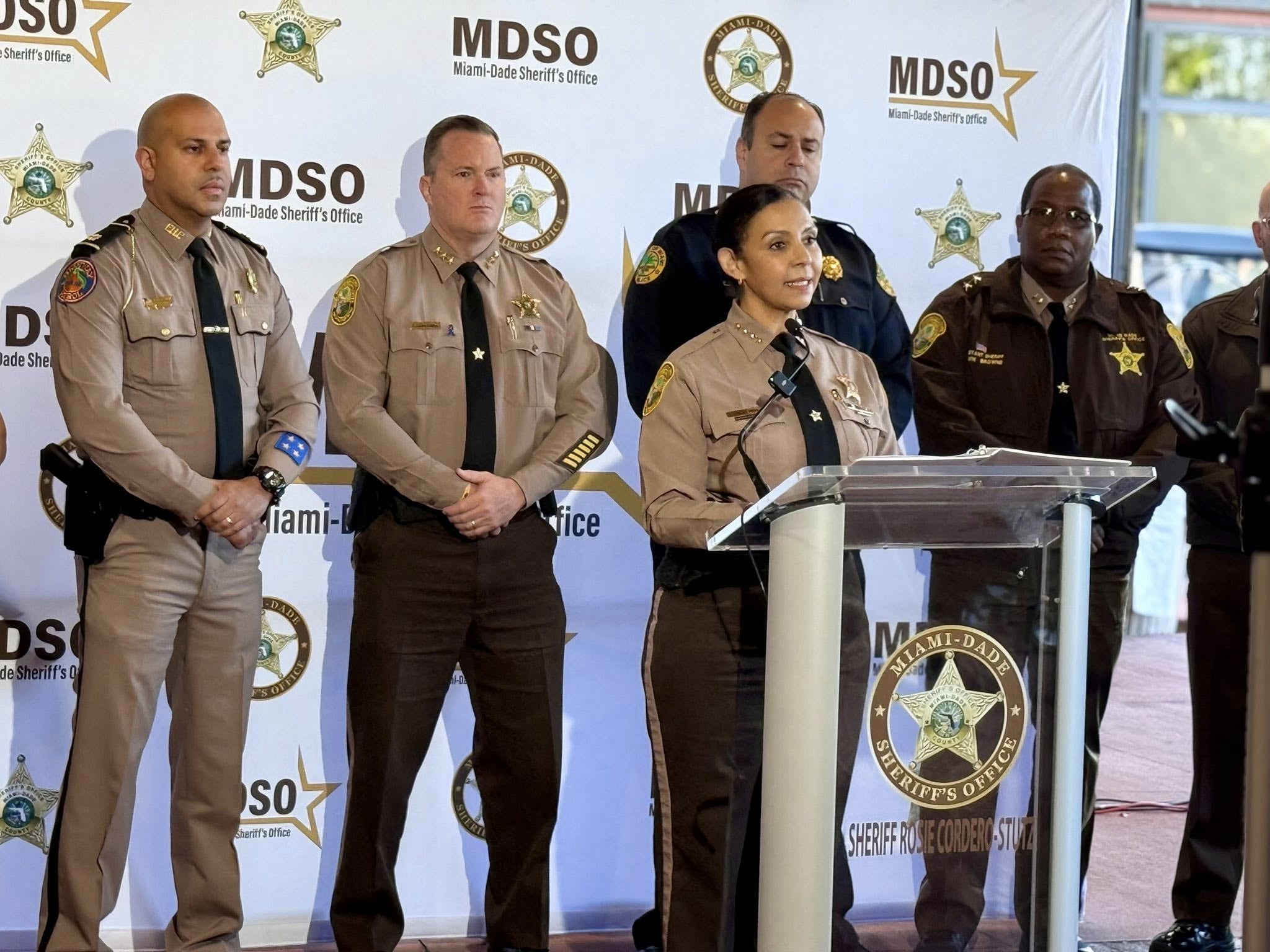 La Oficina del Sheriff de Miami-Dade toma acciones contra las falsas amenazas de bomba en el condado