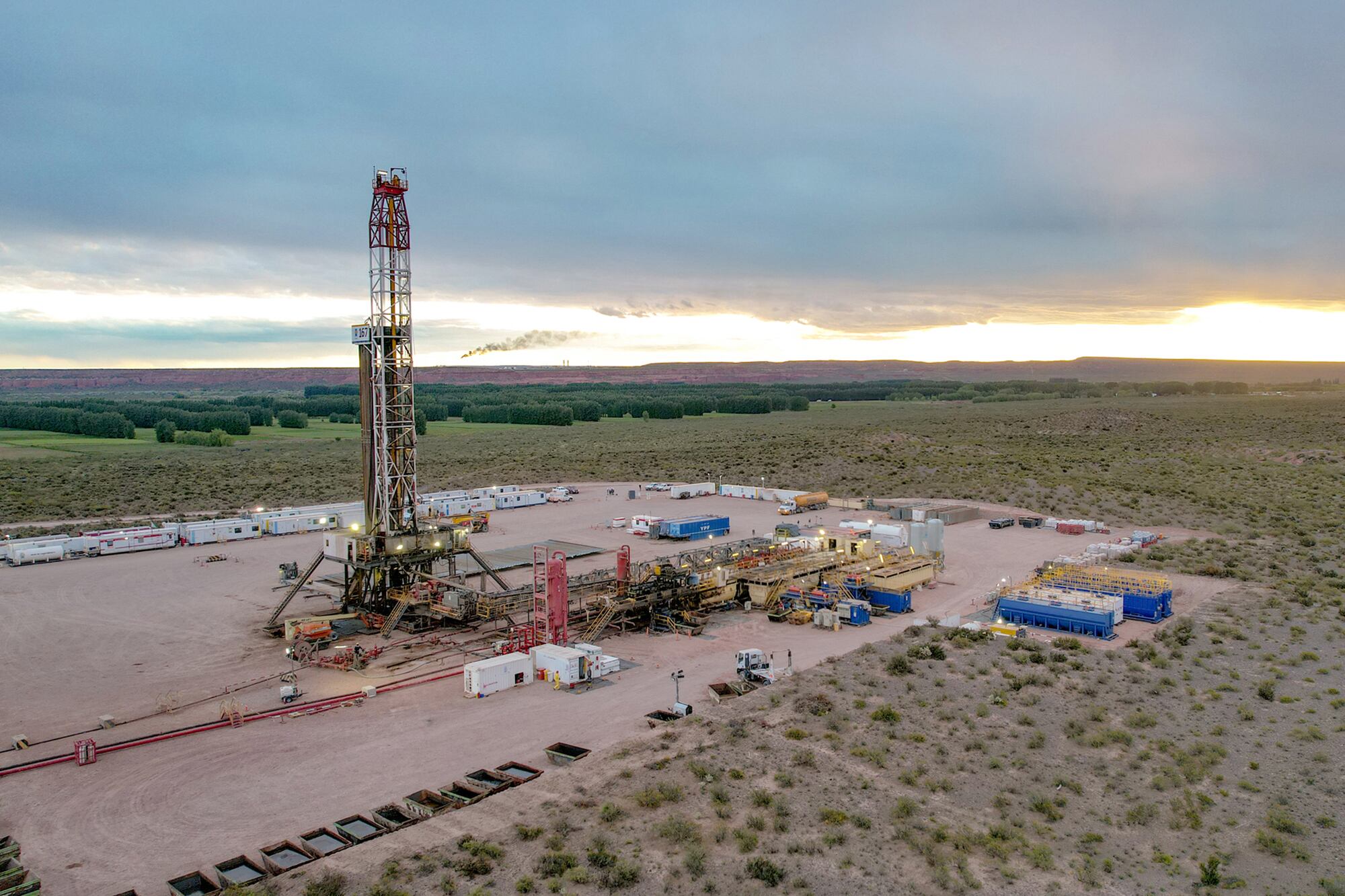 El crecimiento de las exportaciones de crudo y la menor importación de gas sostienen el superávit energético