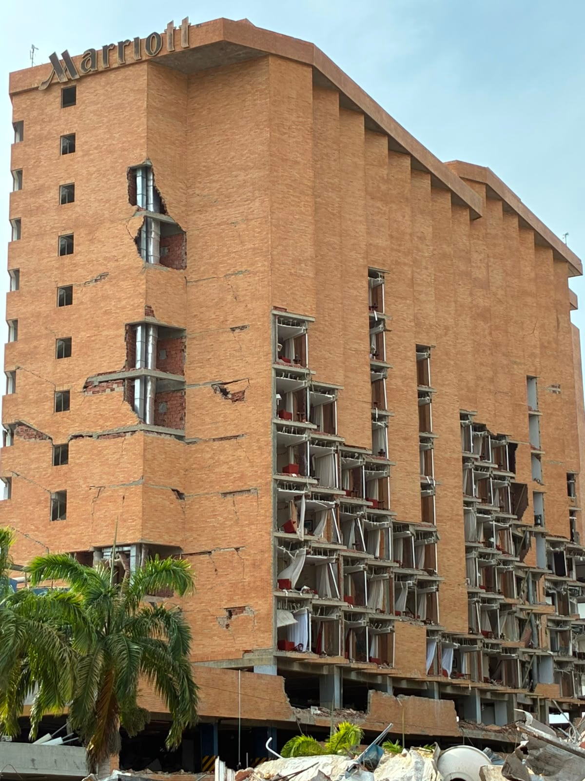 Paredes venidas abajo en un edificio que sin embargo resistió en pie