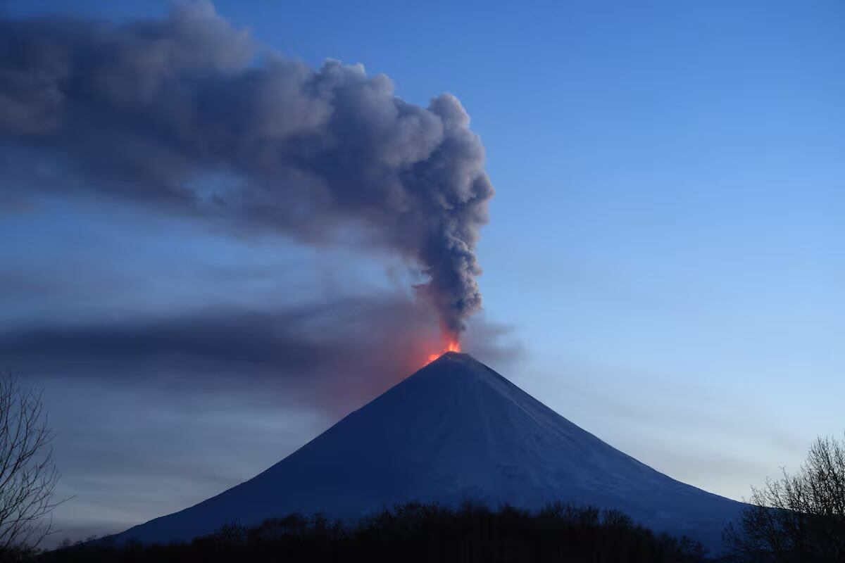 El volcán Kliuchevskoi, en la península de Kamchatka del Lejano Oriente ruso, entra en erupción tras los terremotos que azotaron la región