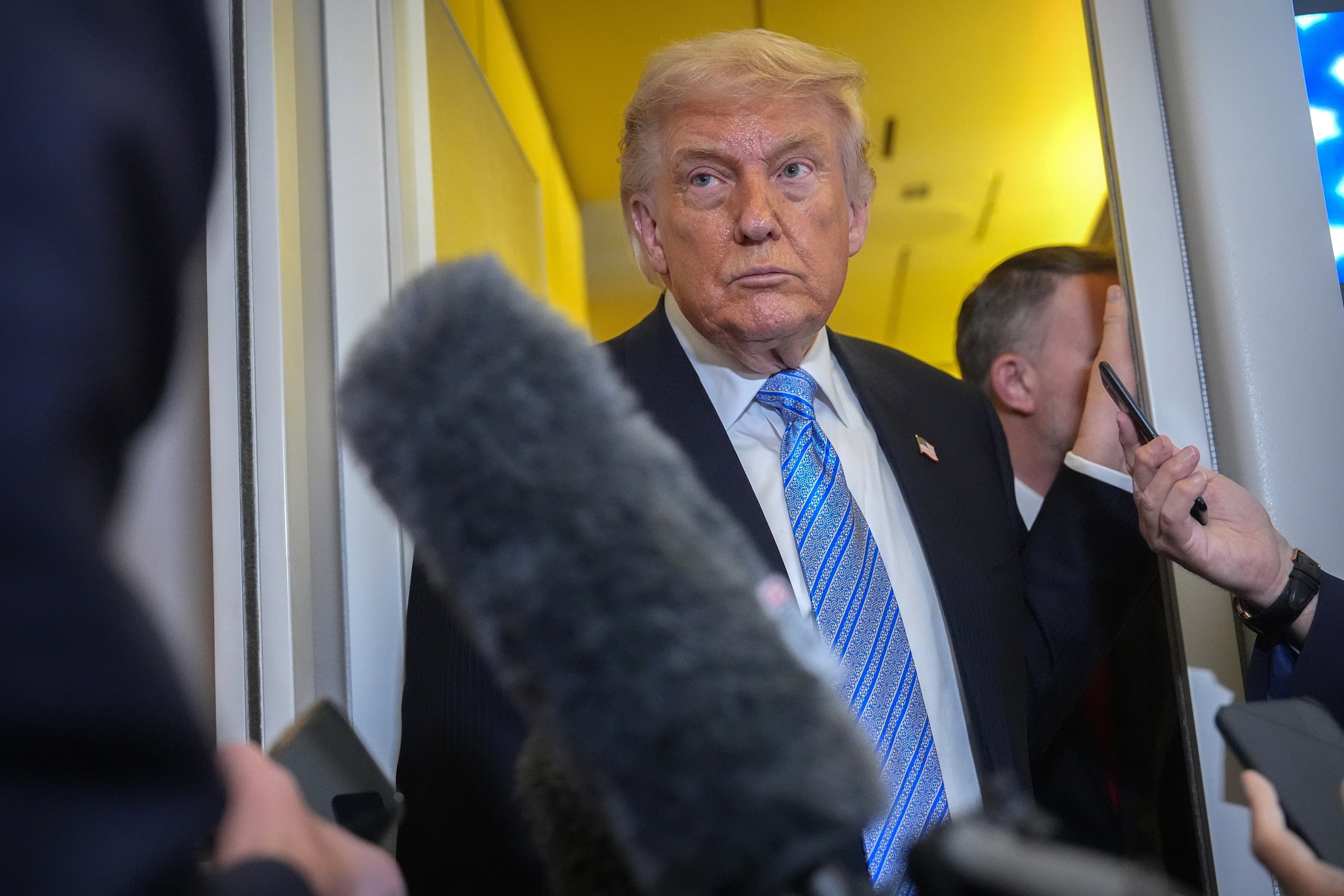 El presidente Donald Trump habla con los periodistas a bordo del Air Force One