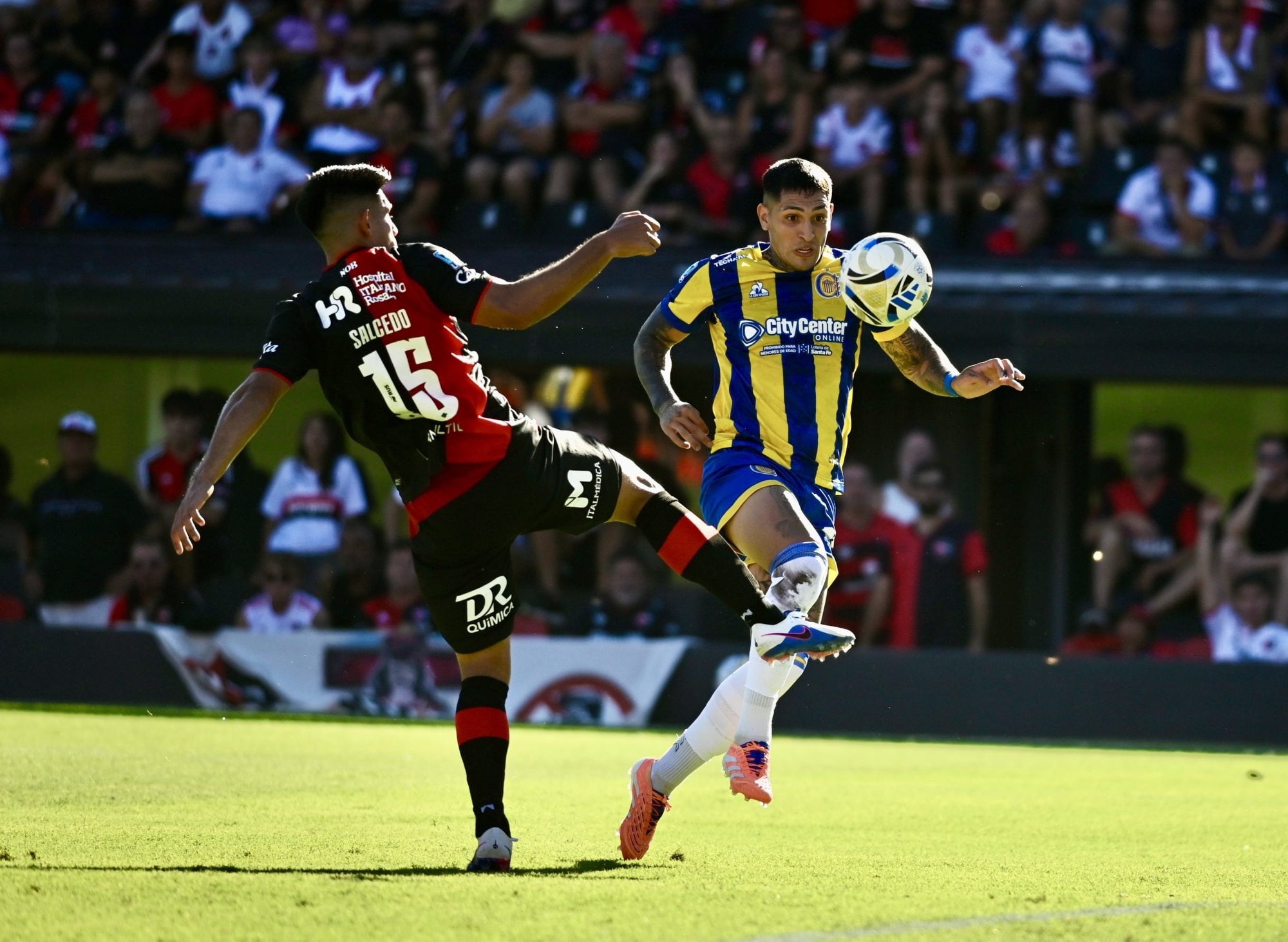 Salcedo va al cruce del avance de Julián Fernández