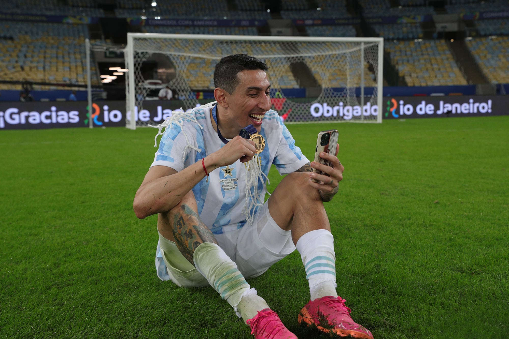 Di María con la medalla en un desierto Maracaná