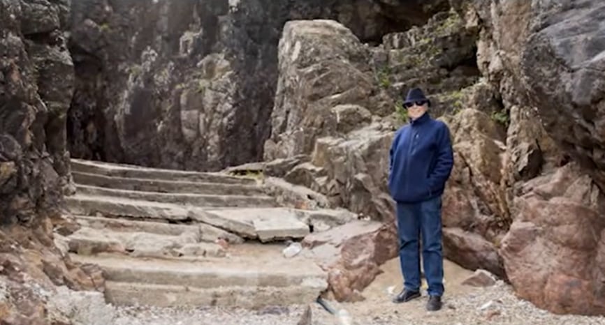 Flores fuera de la gruta que había convertido, 50 años antes, en un balneario y un boliche (Foto: YouTube)