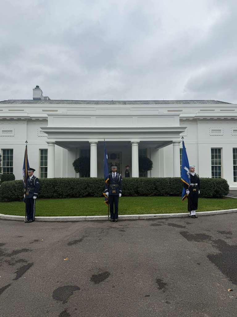 The Color Guard, en la Casa Blanca, a la espera de la llegada de Milei