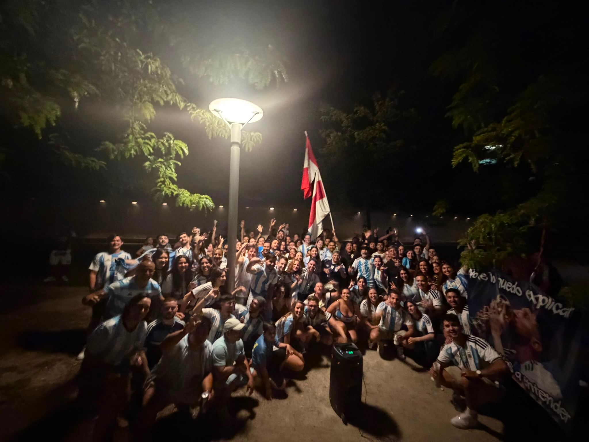 La comunidad argentina en Zúrich comenzó la previa con un asado, música y banderas en Leutschenpark. Desde allí, los hinchas se trasladarán a Sektor 11, donde esperarán el inicio del partido, previsto para las tres de la madrugada en Suiza