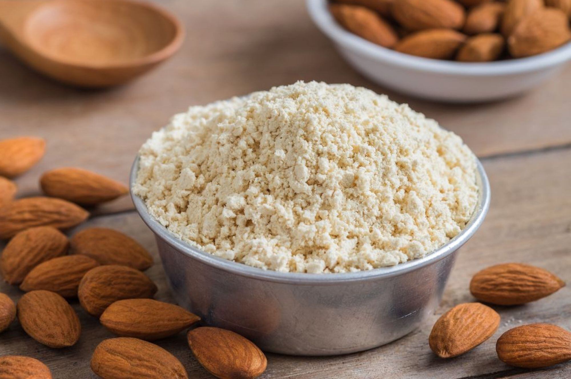 La harina de almendras tiene nula cantidad de hidratos de carbono y es alta en grasas saludables y proteínas