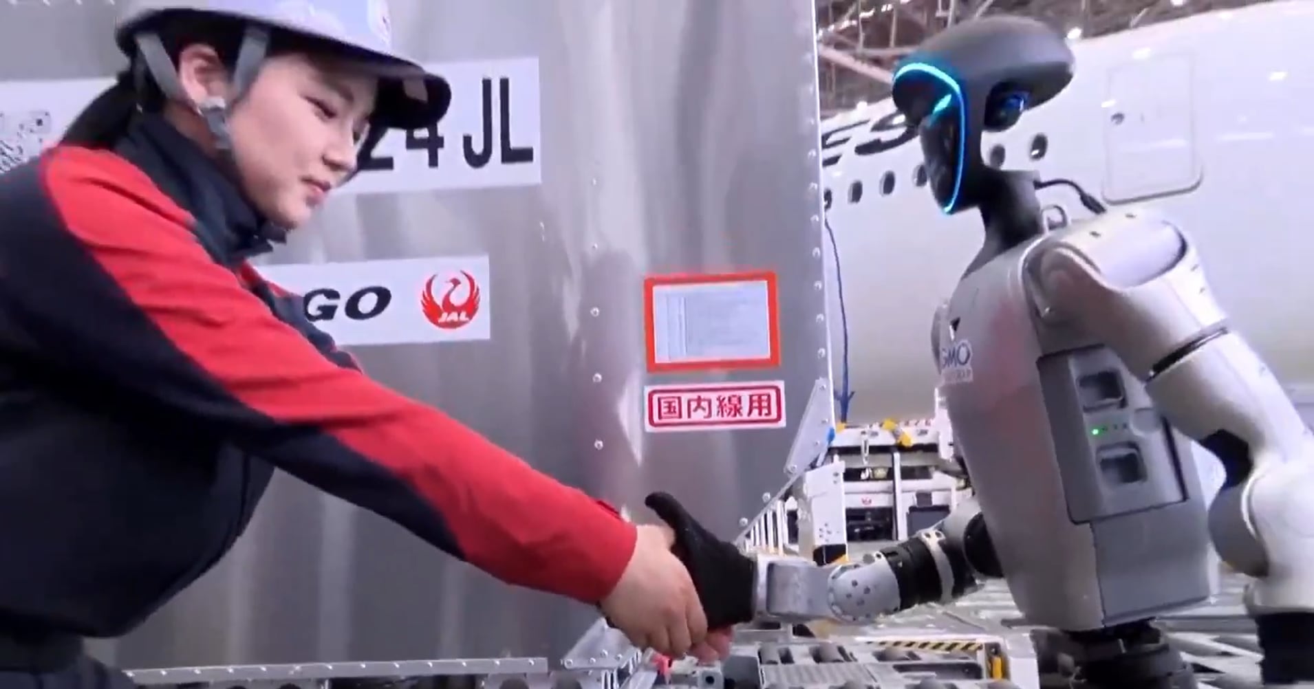 Durante la presentación, los robots humanoides interactuaron con los empleados del aeropuerto