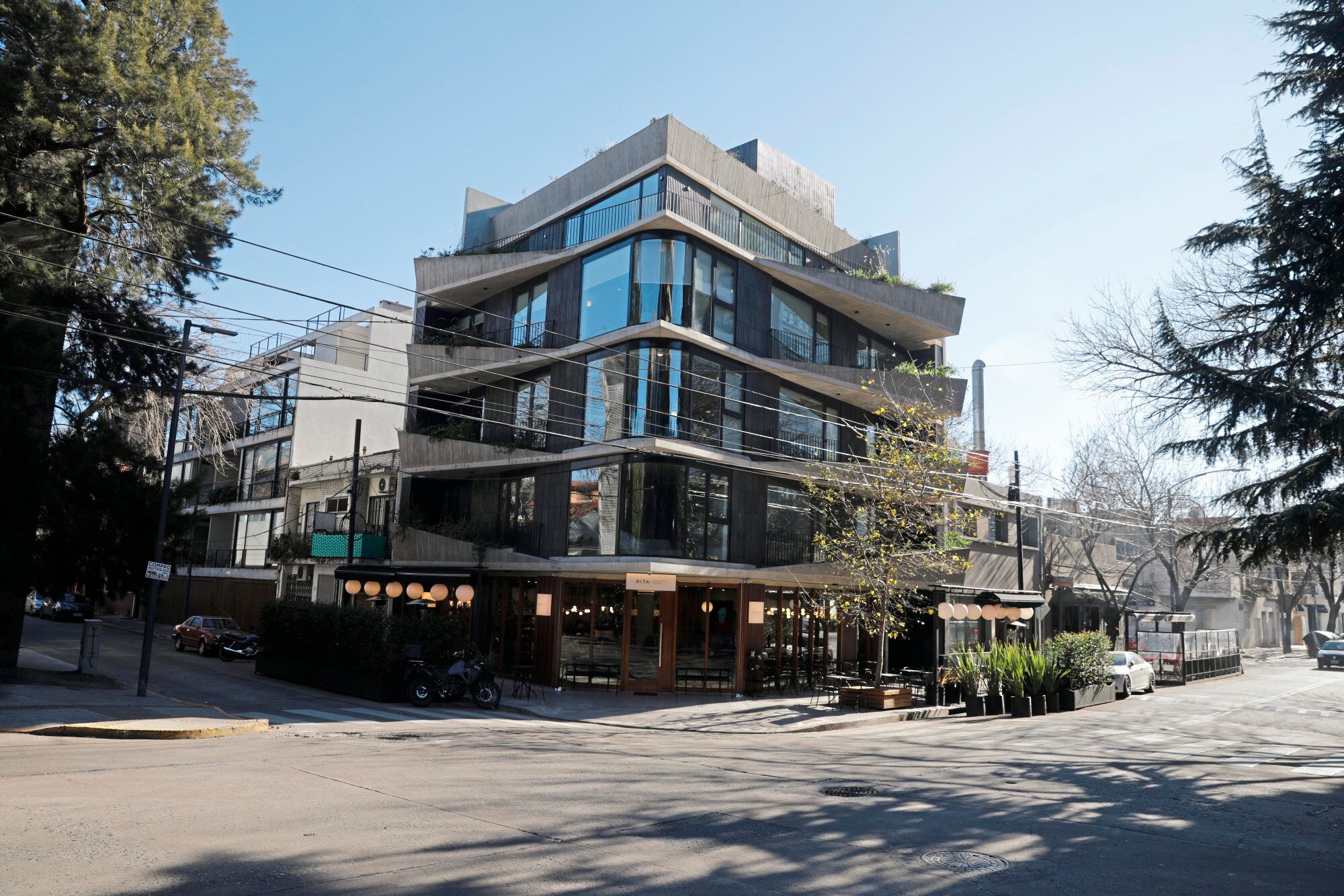 Entre las calles 3 de Febrero y la Avenida del Libertador, se ubica otro de los pequeños polos gastronómicos de la microzona, en donde hay ofertas de café de especialidad como Rita