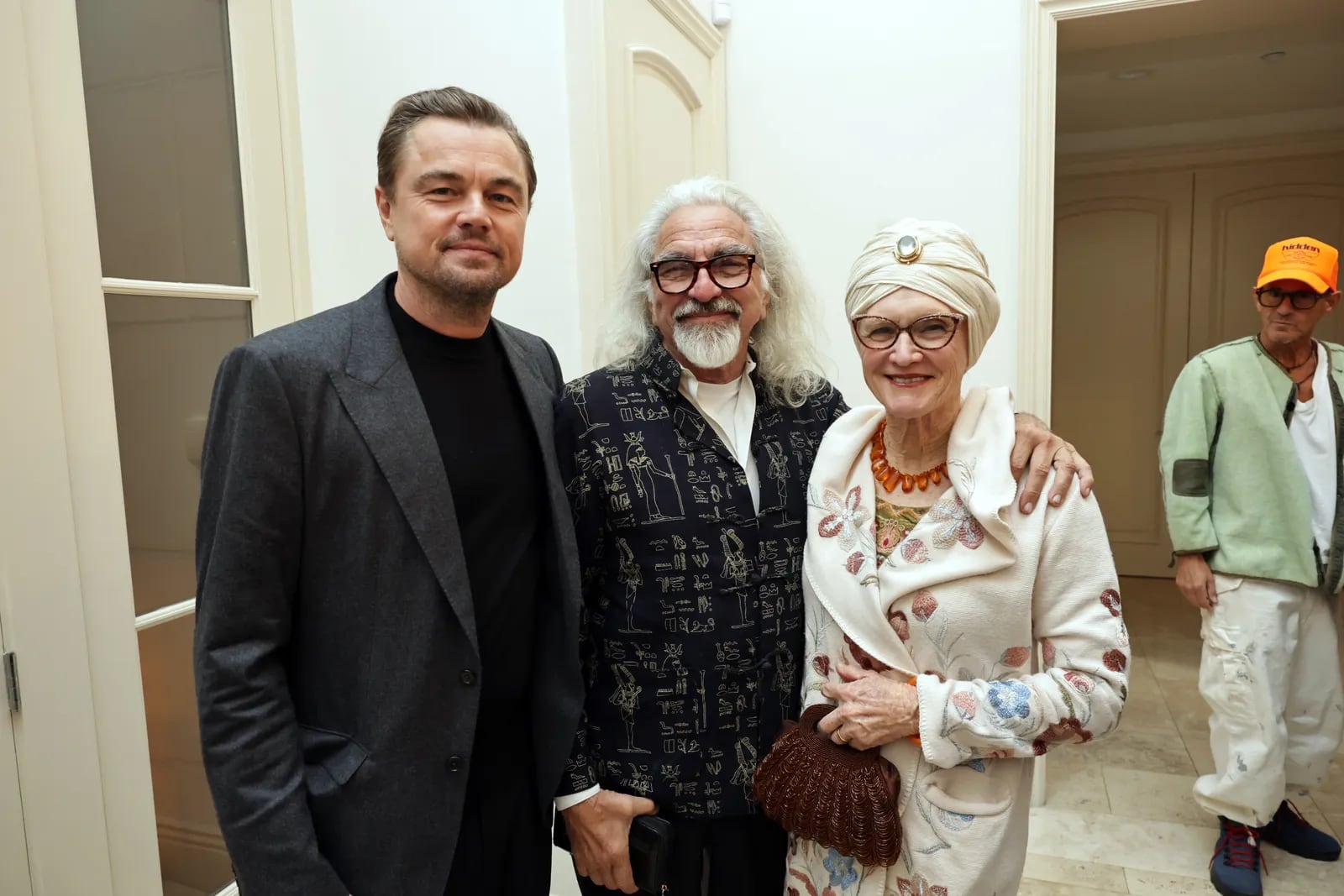 Leo DiCaprio junto a su padre y Peggy Farrar, su madrastra (Getty Images)