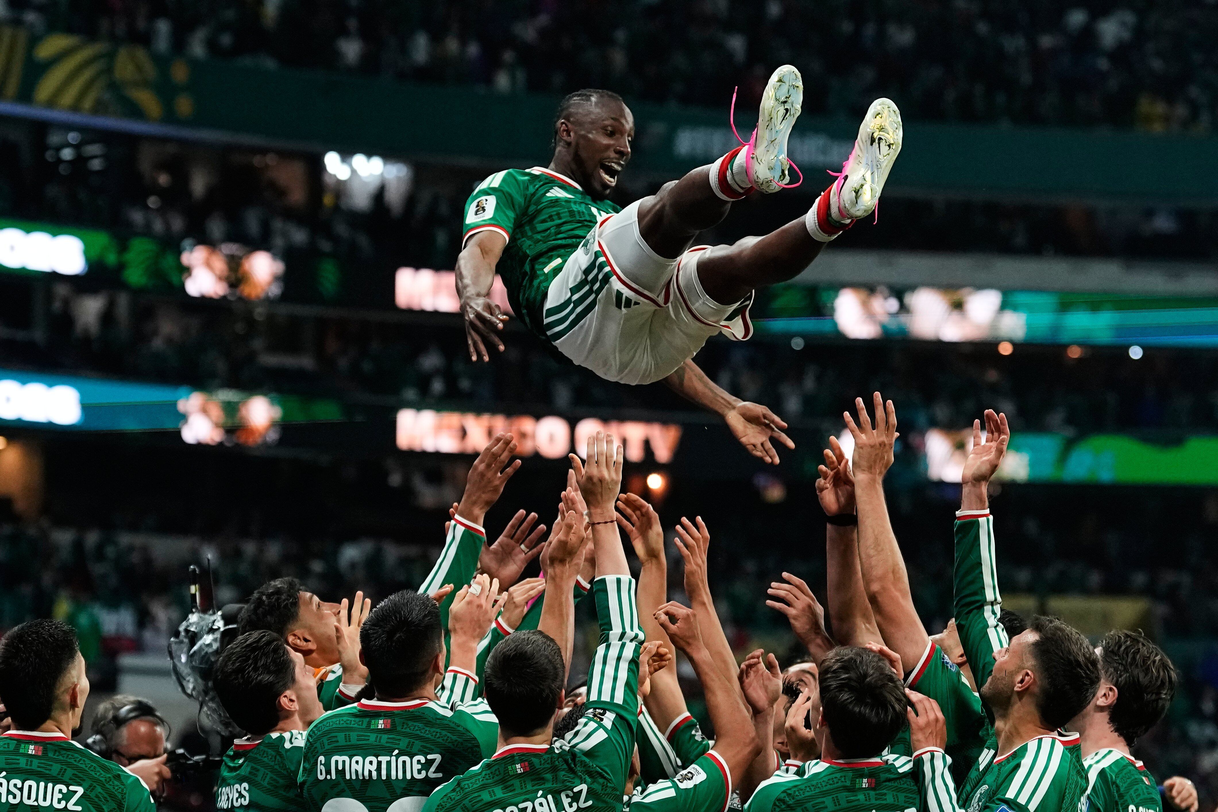 Autos del primer gol y asistidor en el segundo tanto, Julián Quiñones es festejado por sus compañeros tras la victoria sobre Ecuador