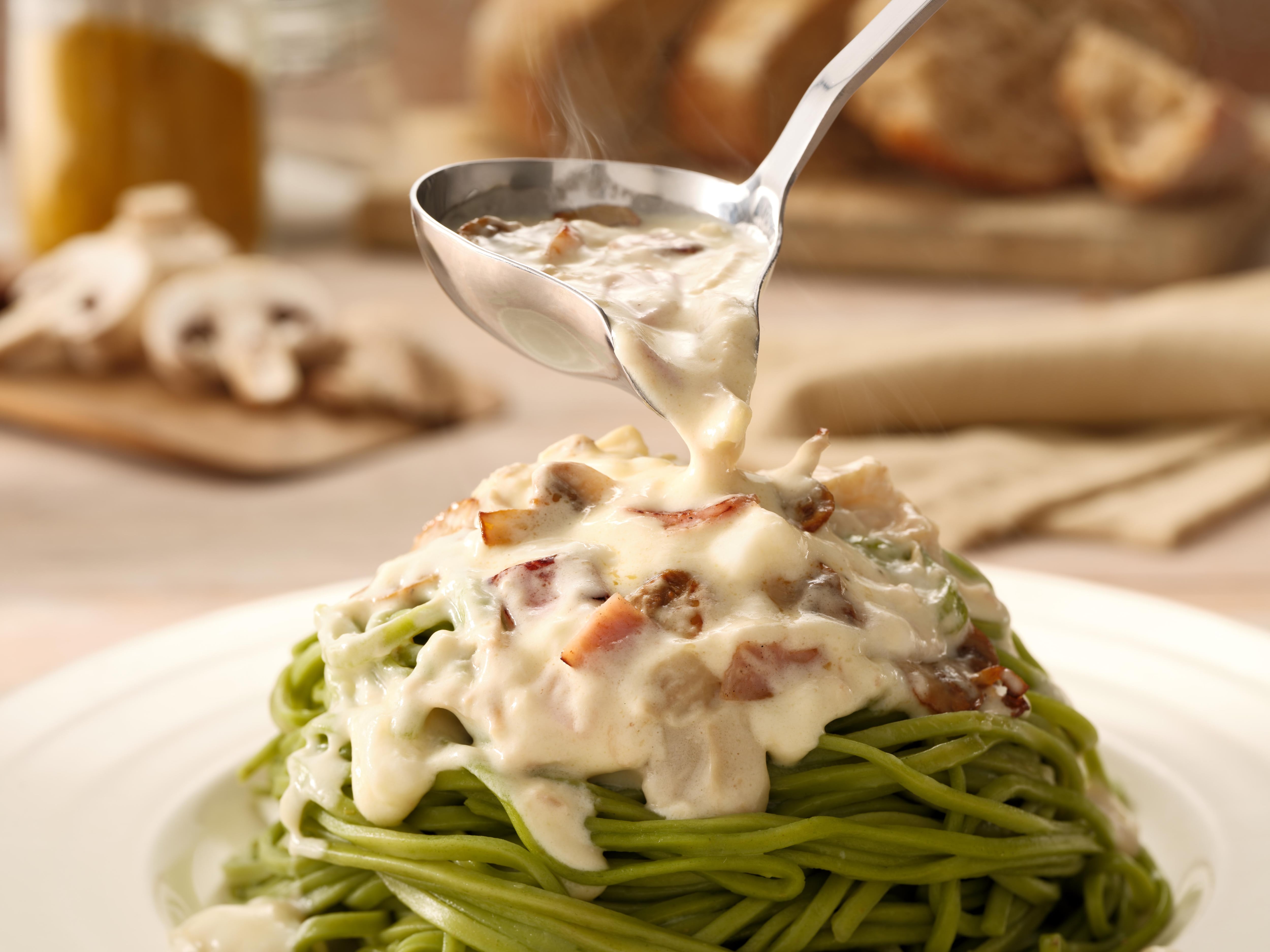 Fetuccini de espinaca con salsa parisienne