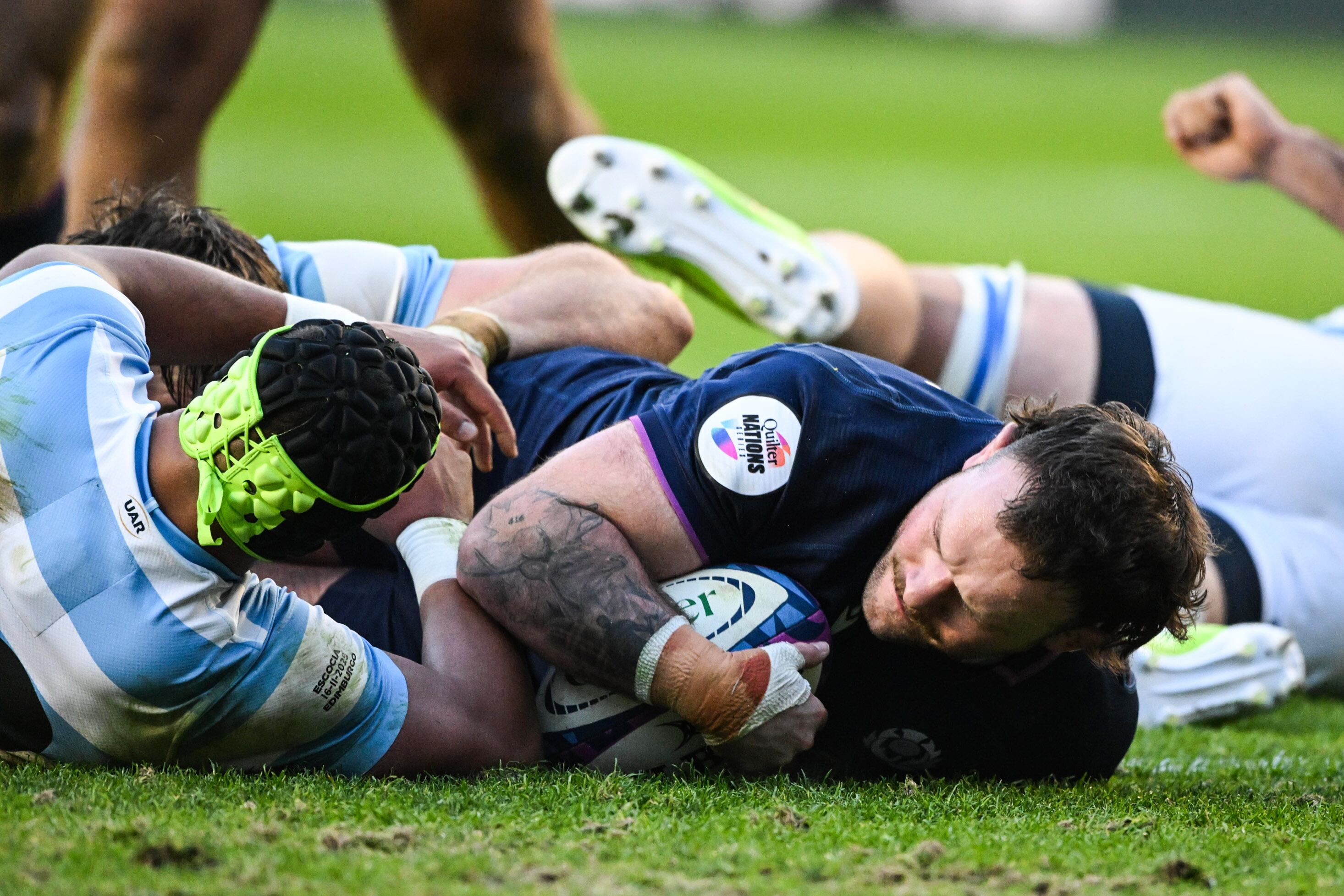 Ewan Ashman anota el segundo try para Escocia