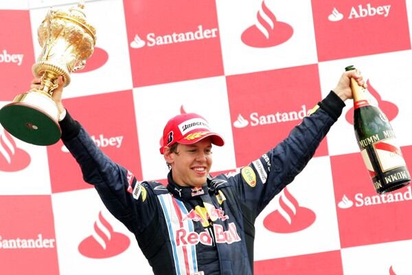 Sebastian Vettel, la primera gema del Red Bull Junior Team; el alemán fue el primer tetracampeón de la escudería con sede den Milton Keynes y una bandera del proyecto de Helmut Marko