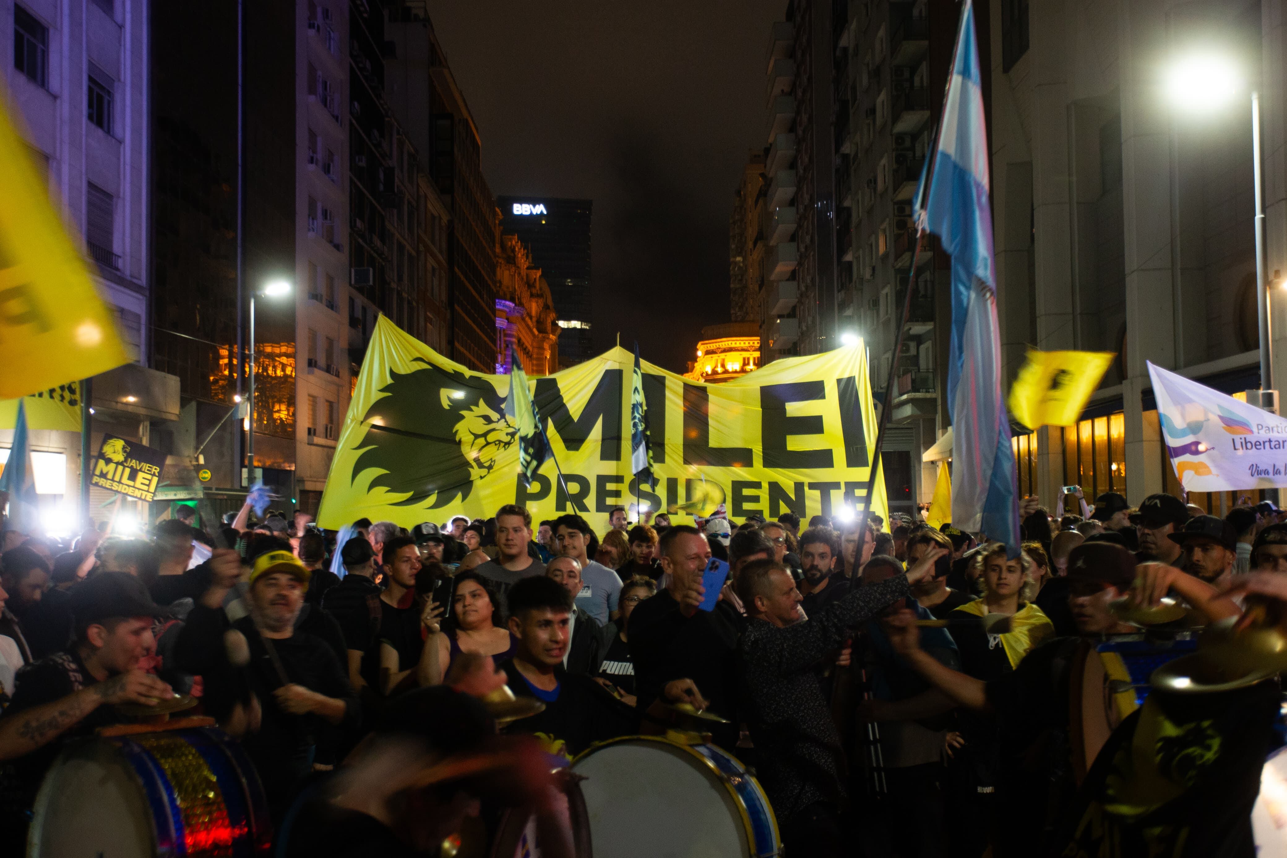 Militantes esperan afuera del bunker de Milei