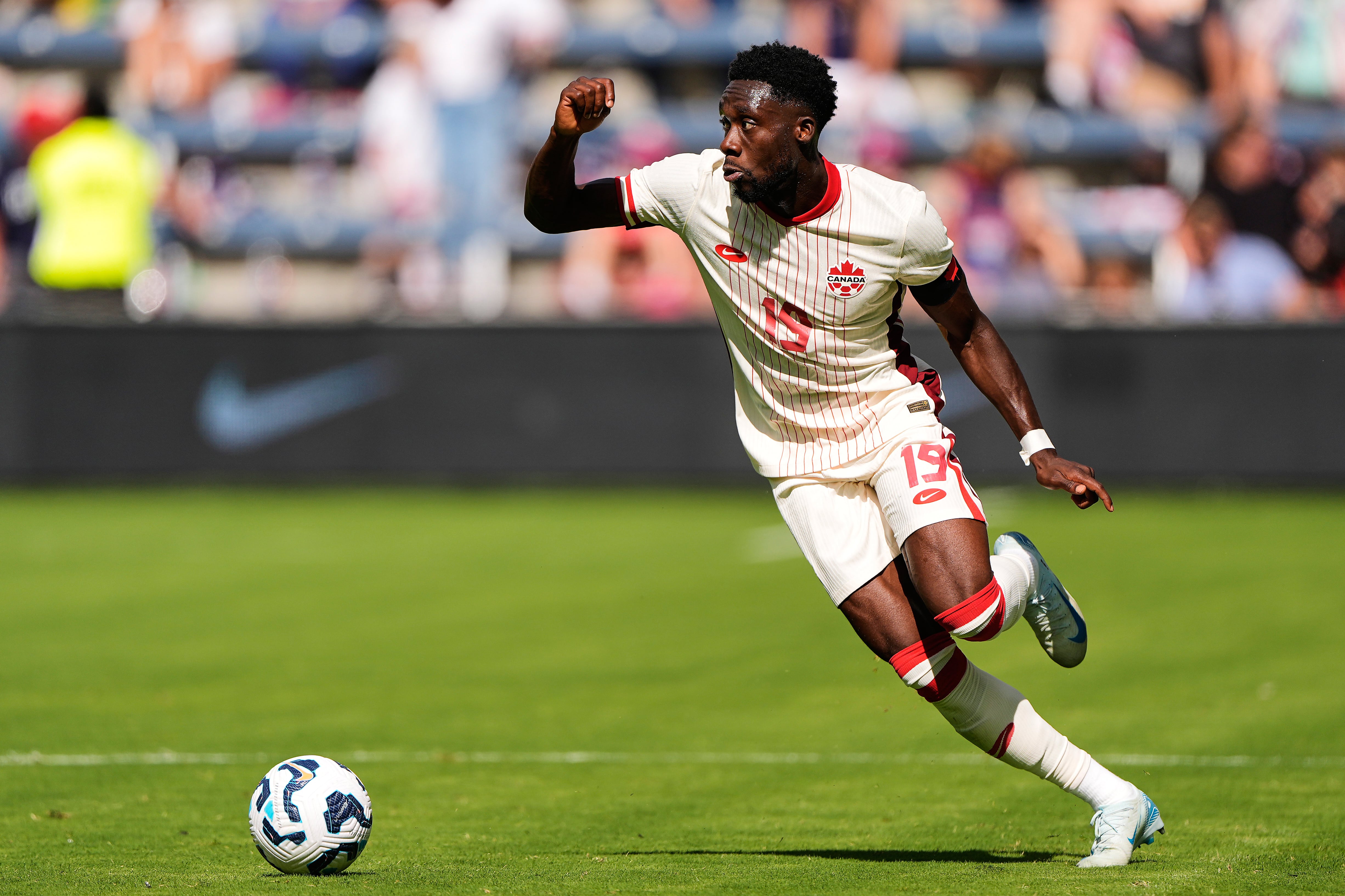 Alphonso Davies, jugador del Bayern Munich, llega como la figura de la selección de Canadá