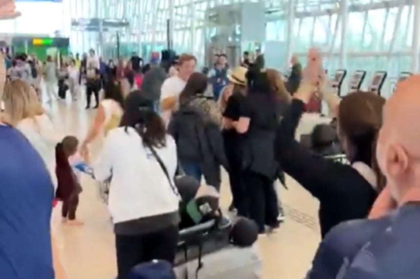 Alrededor de 300 pasajeros quedaron varados en la ciudad brasileña de Natal, luego de que un avión de la empresa española low cost Plus Ultra tuviera que aterrizar de emergencia