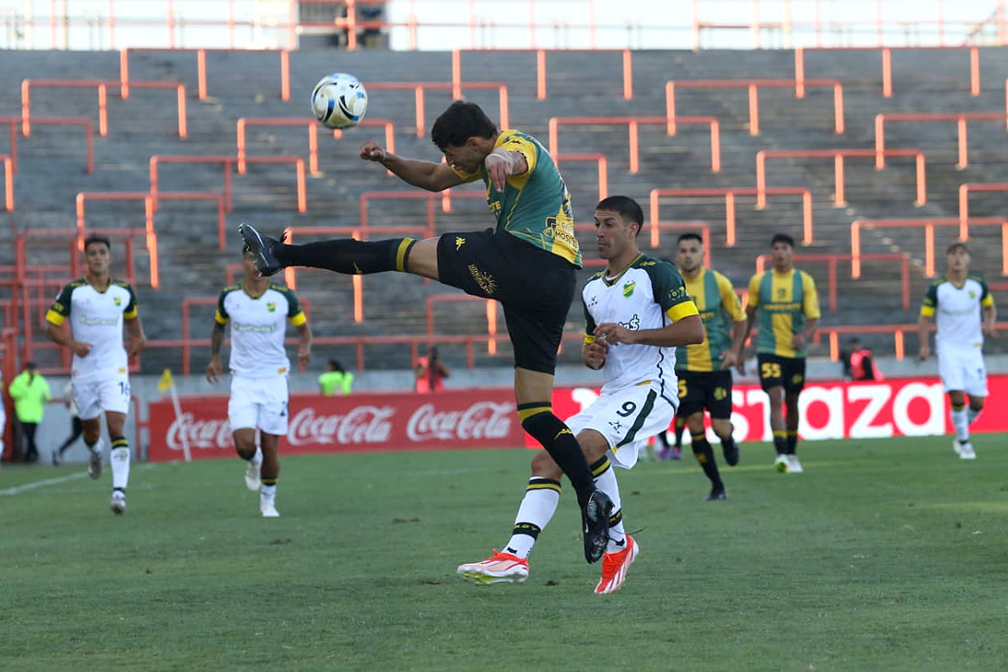 De punta y para arriba: poco en el inicio del campeonato entre Aldosivi y Defensa y Justicia fue 0 a 0