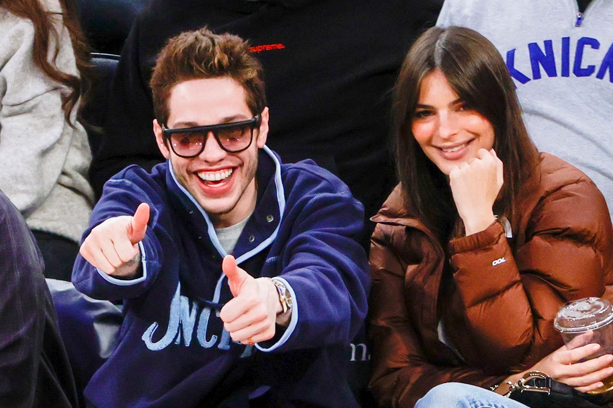 Pete Davidson y Emily Ratajkowski sonríen mientras asisten juntos al juego Grizzlies vs Knicks en el Madison Square Garden, en 2022