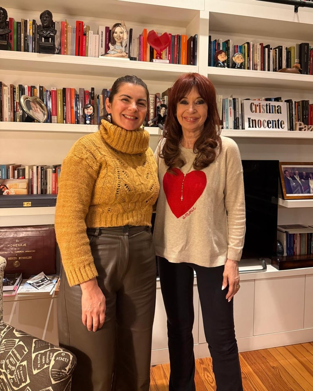 Cristina Kirchner con Mariel Fernández, la intendenta de Moreno, en el living de San José 1111