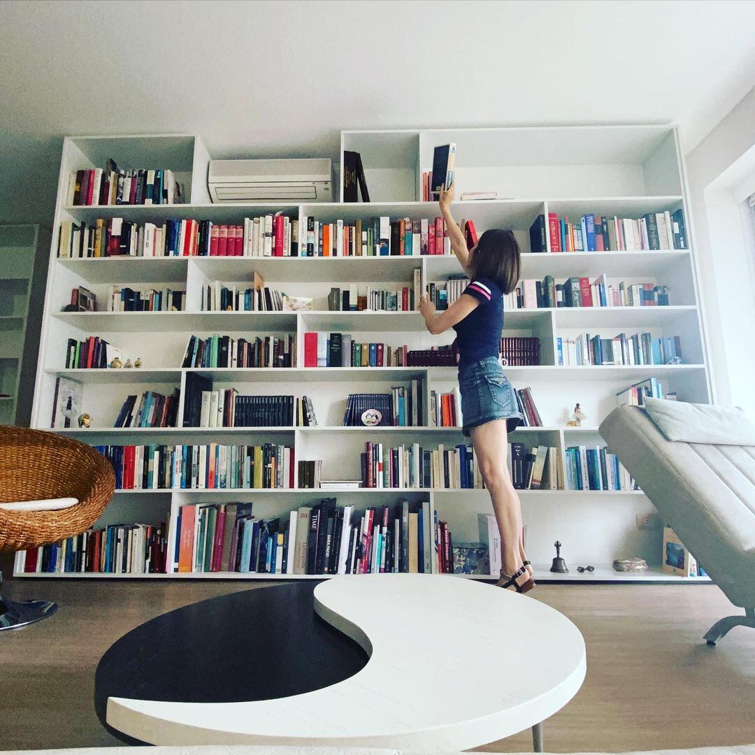 Cristina Pérez y su preciada biblioteca en su piso de Puerto Madero
