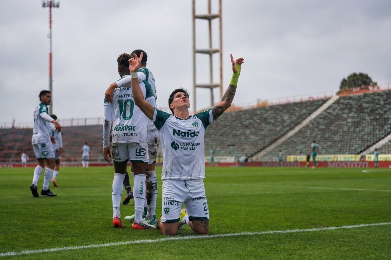 Julián Mavilla festeja su gol ante Aldosivi; buen triunfo de Sarmiento en Mar del Plata