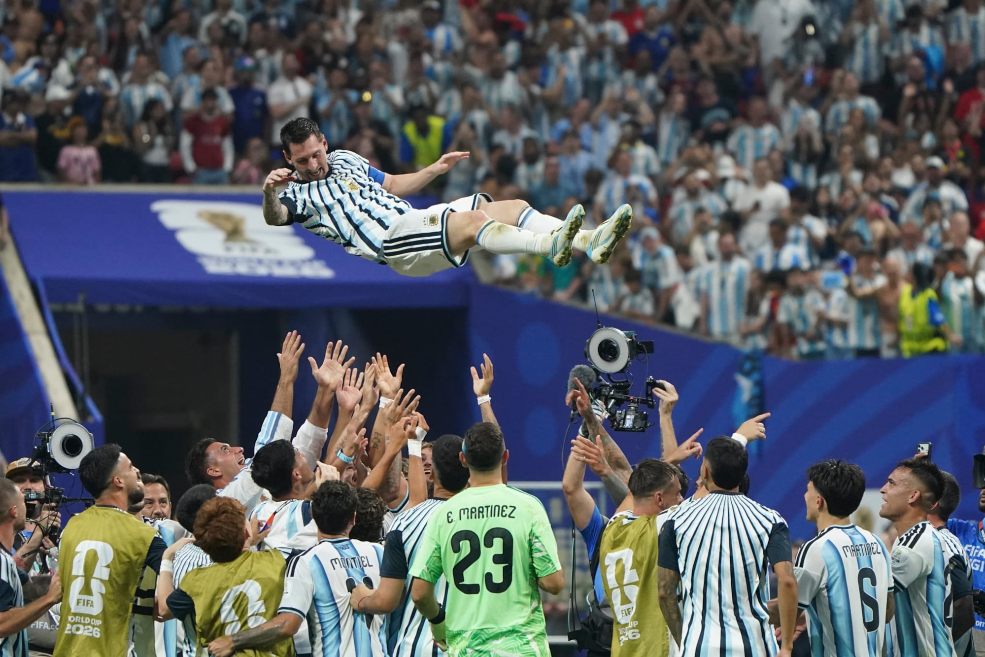 El equipo argentino levanta a su capitán, Lionel Messi