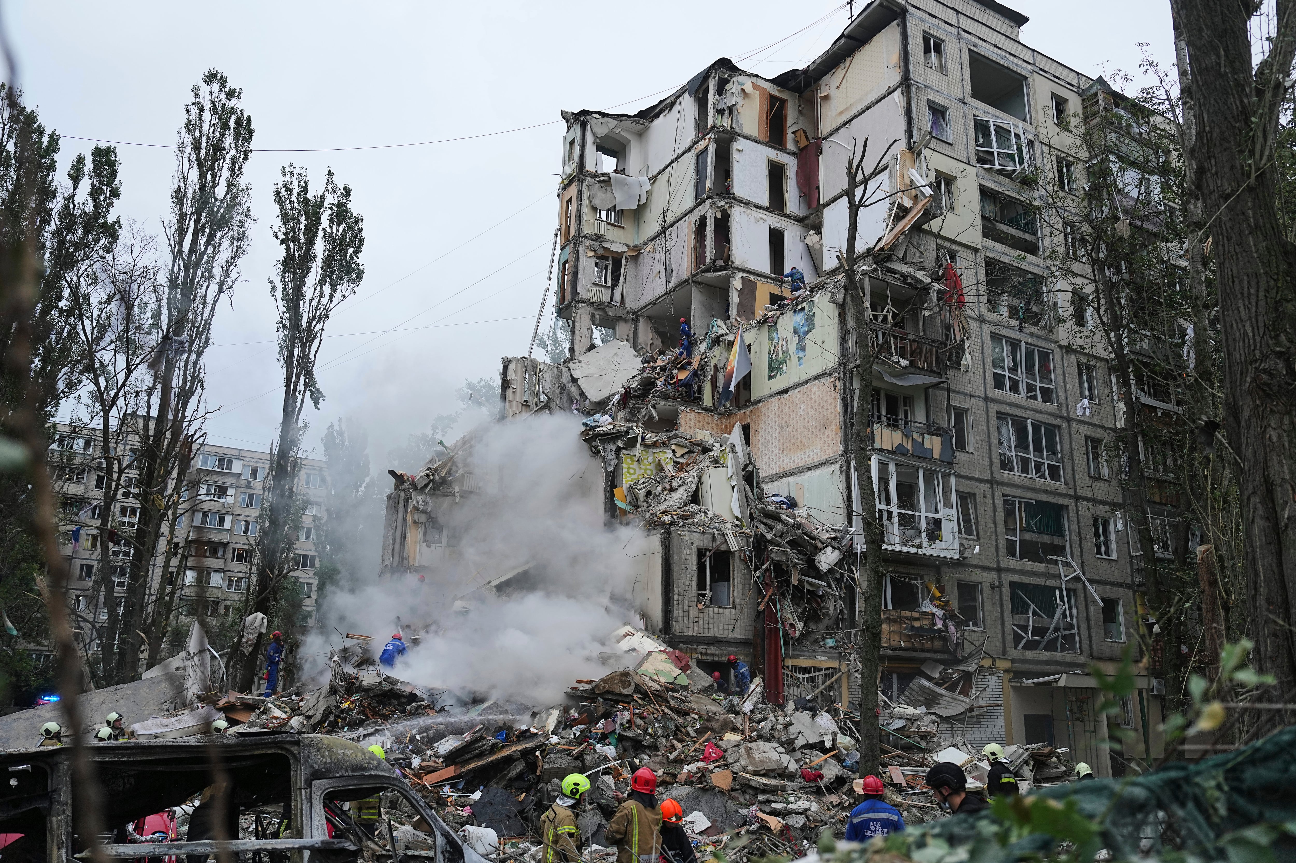 Rescatistas trabajan en un edificio destruido de apartamentos tras un ataque de misil ruso en Kiev, Ucrania