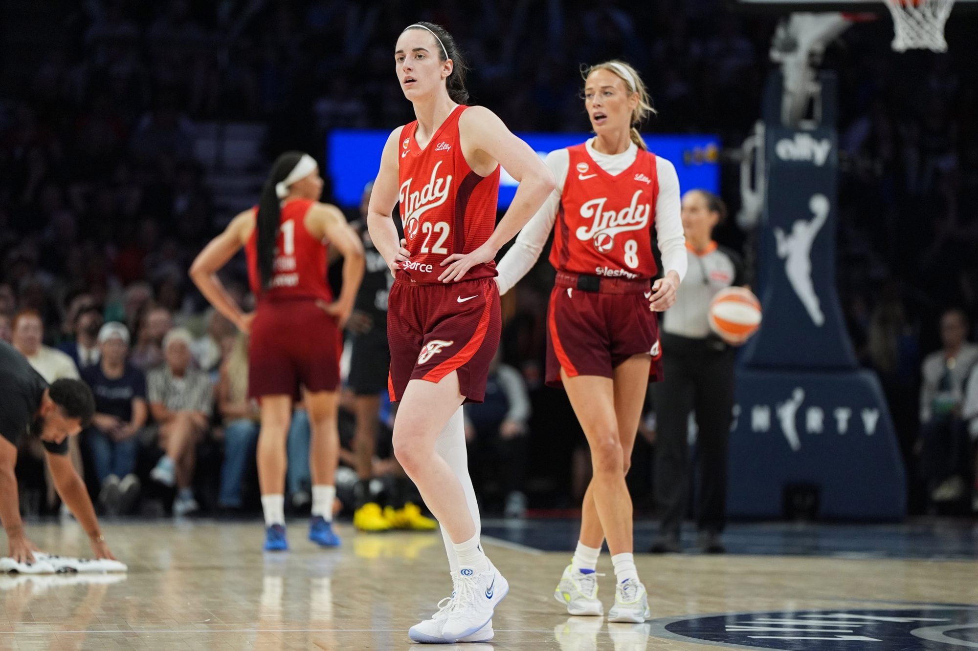 Caitlin Clark, la número 22 y una de las mejores jugadoras del mundo; detrás, su
