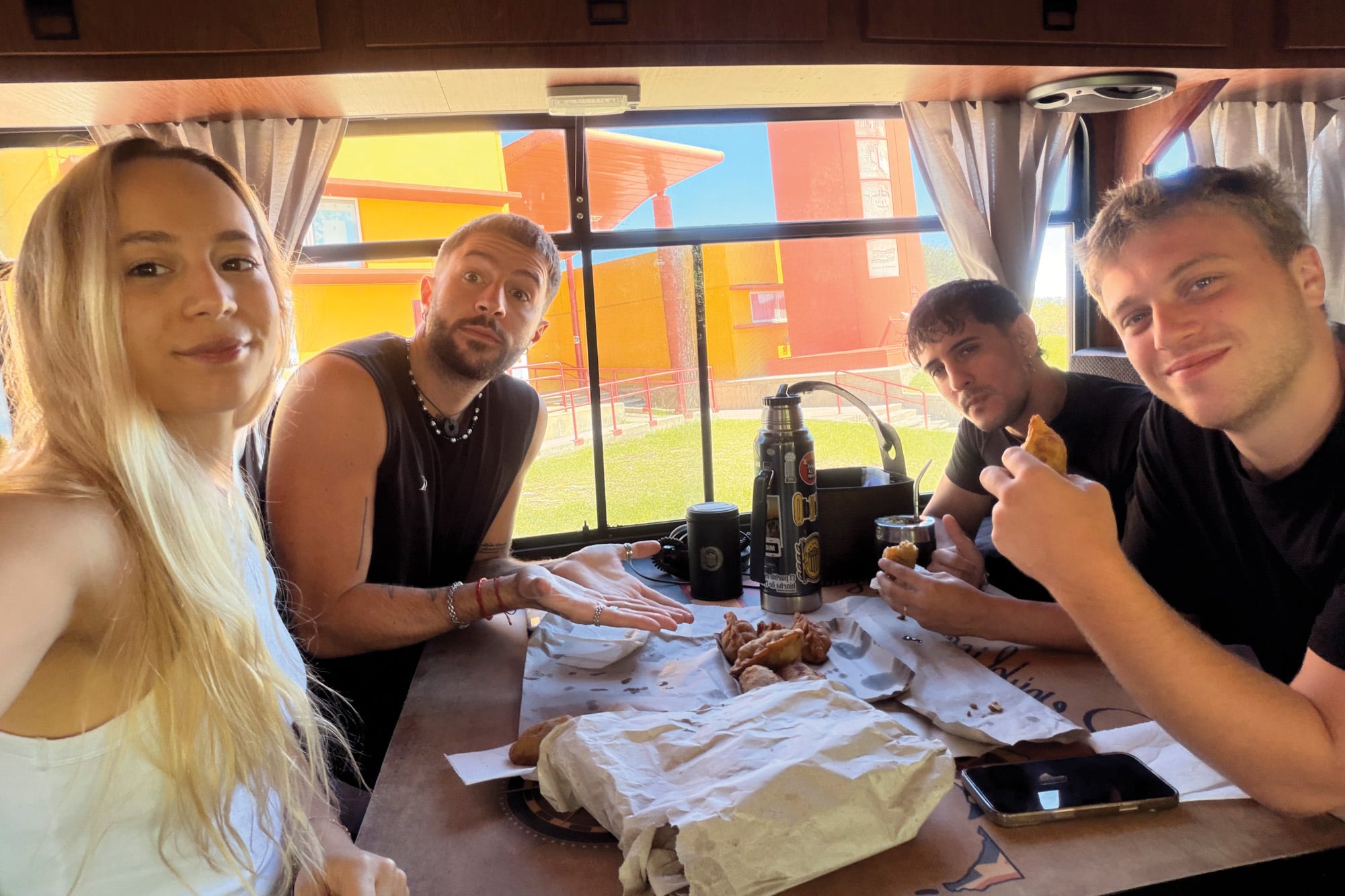 Los cuatro comiendo en el motorhome