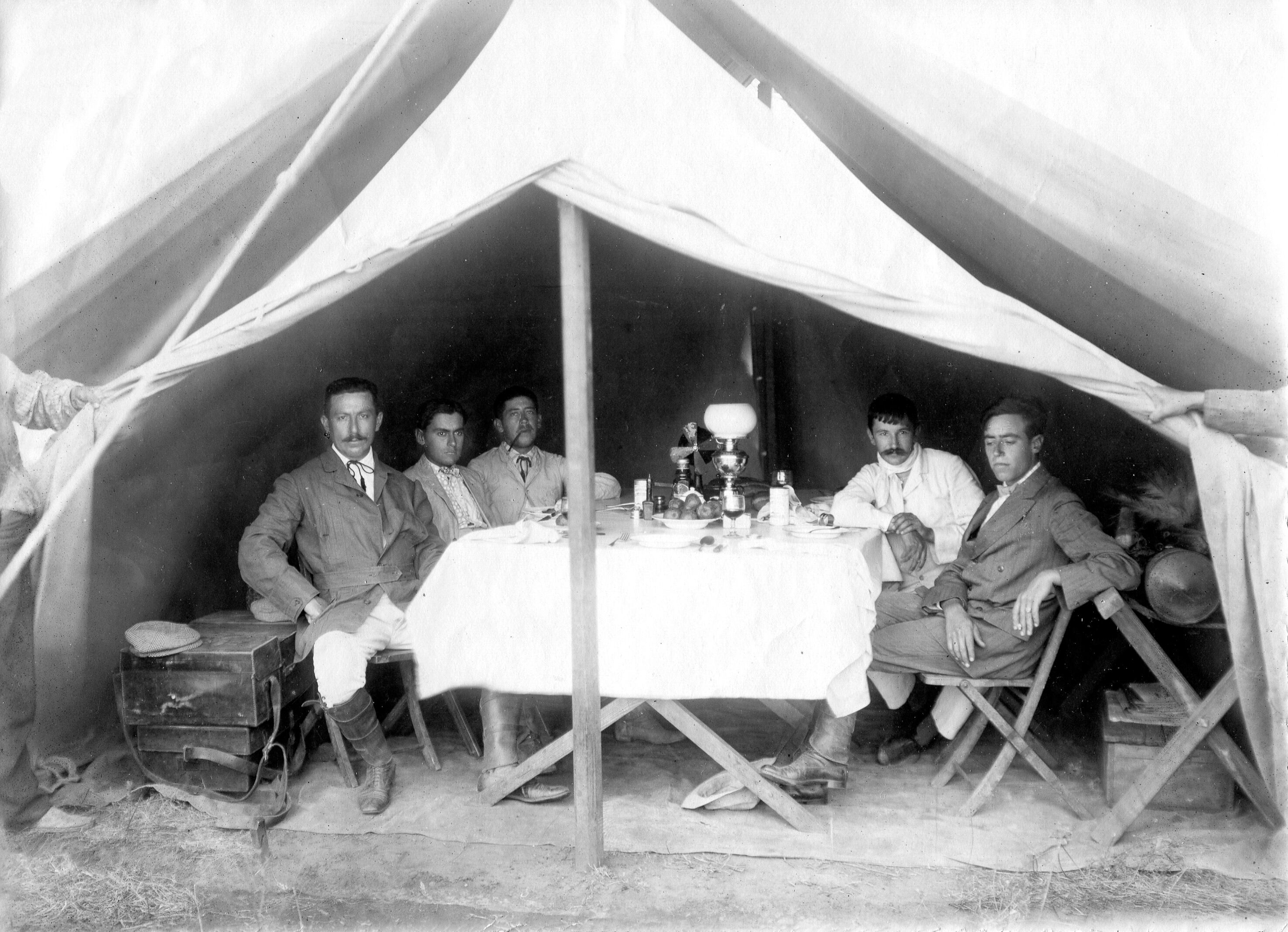 La carpa comedor, Frey sentado a la mesa.