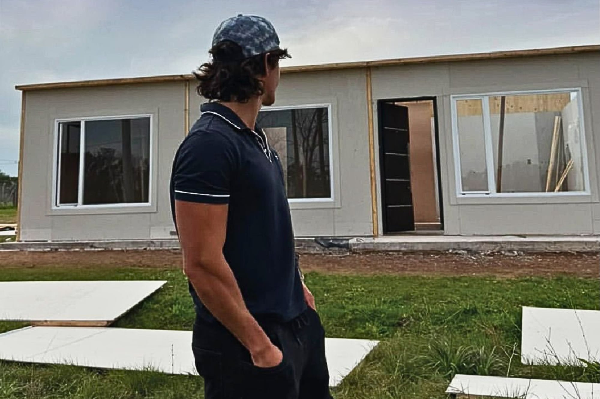 Marcos Ginocchio frente a la casa que le dieron como premio por ser el ganador de Gran Hermano en 2023
