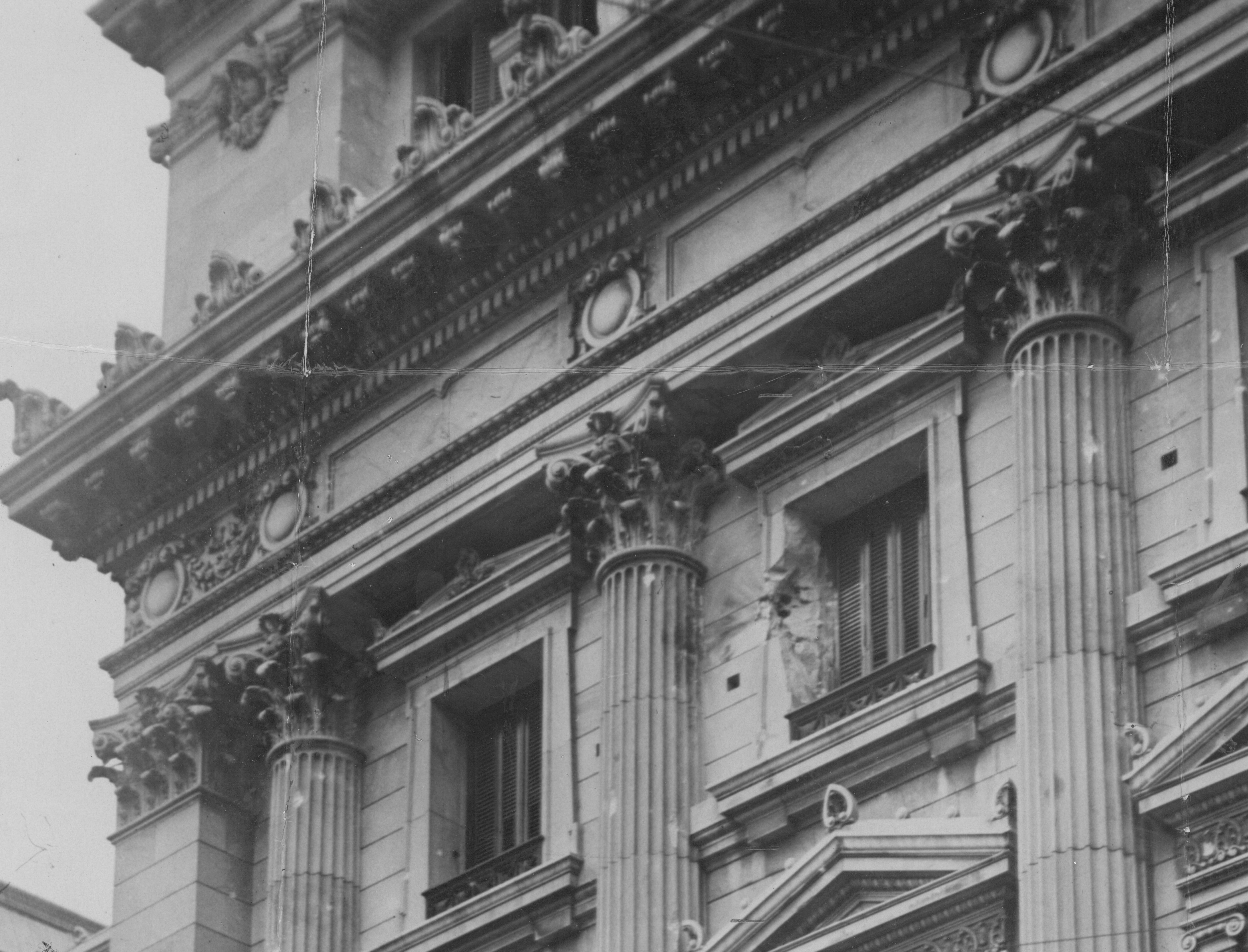 El boquete que dejó el cañonazo disparado contra la fachada del Palacio del Congreso. Meses después tuvo que subsanarse con el recambio de ese bloque de piedra caliza.