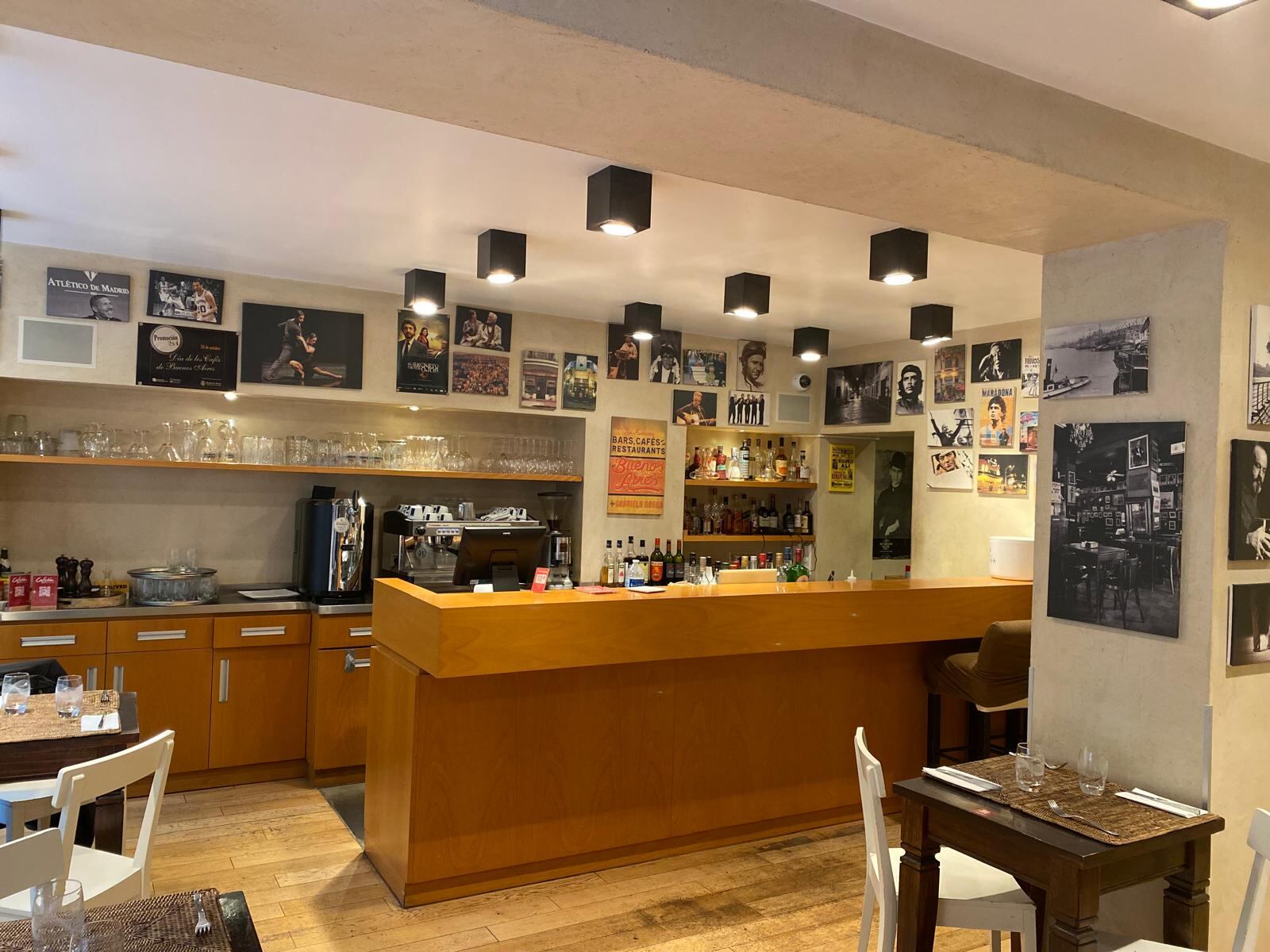 Cada piso tiene su temática: en la planta baja se destacan las personalidades y el Cafetín de Buenos Aires; en el primer piso, Buenos Aires y la Patagonia; en el segundo, obras de artistas plásticos contemporáneos