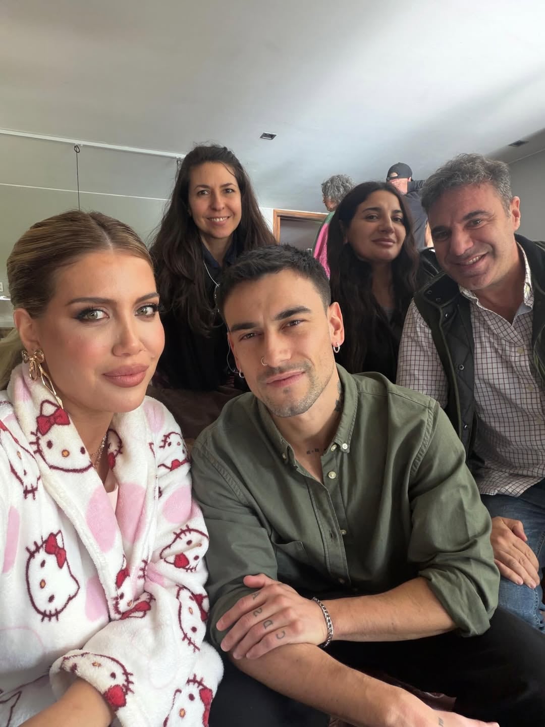 Wanda Nara y Agustín Bernasconi en el rodaje de la película ¿Querés ser mi hijo? (Foto: Instagram @wanda_nara)